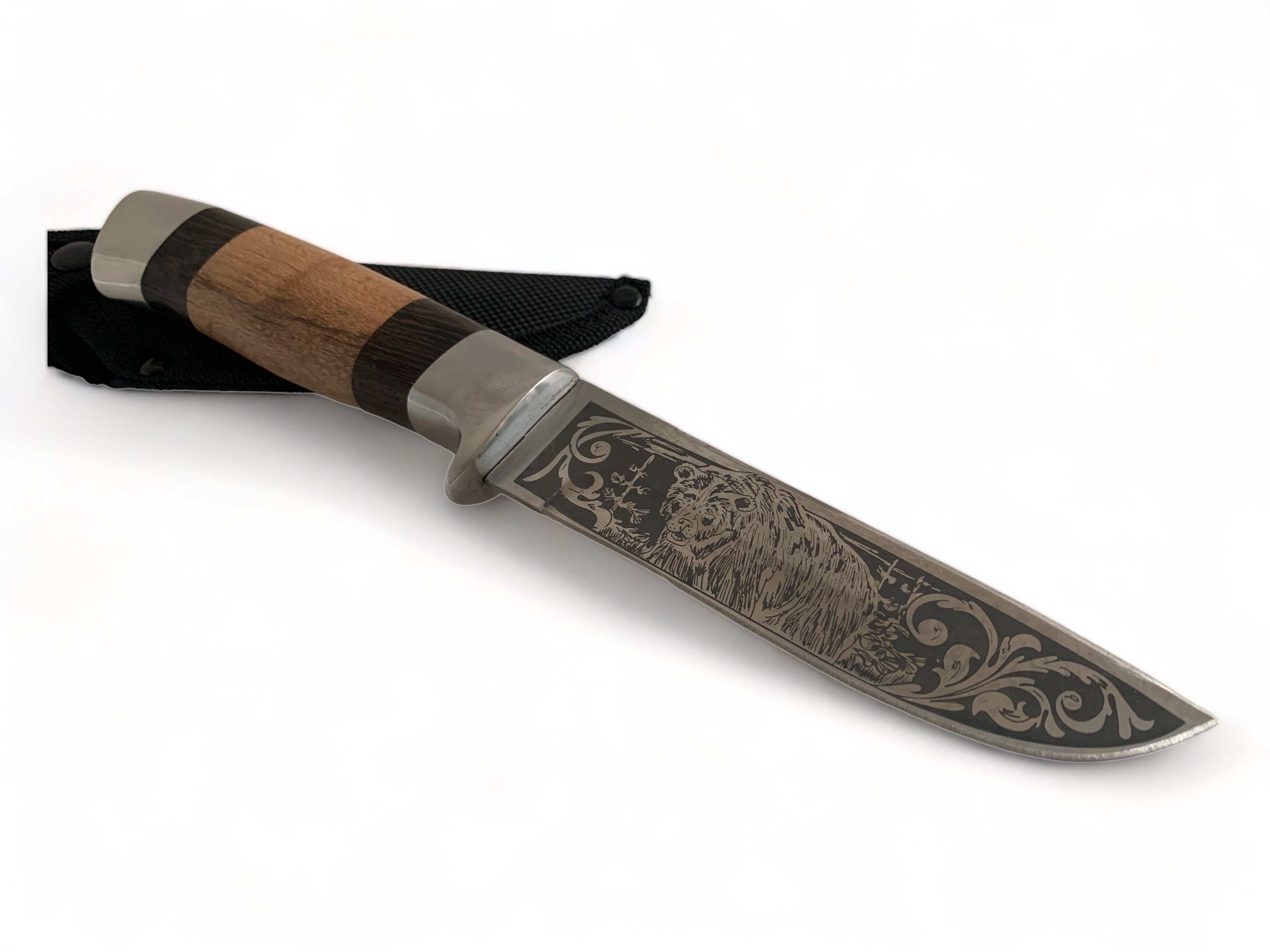 Ловен нож 'Дивата сага' с двойна гравюра и уникален дизайн на дръжката