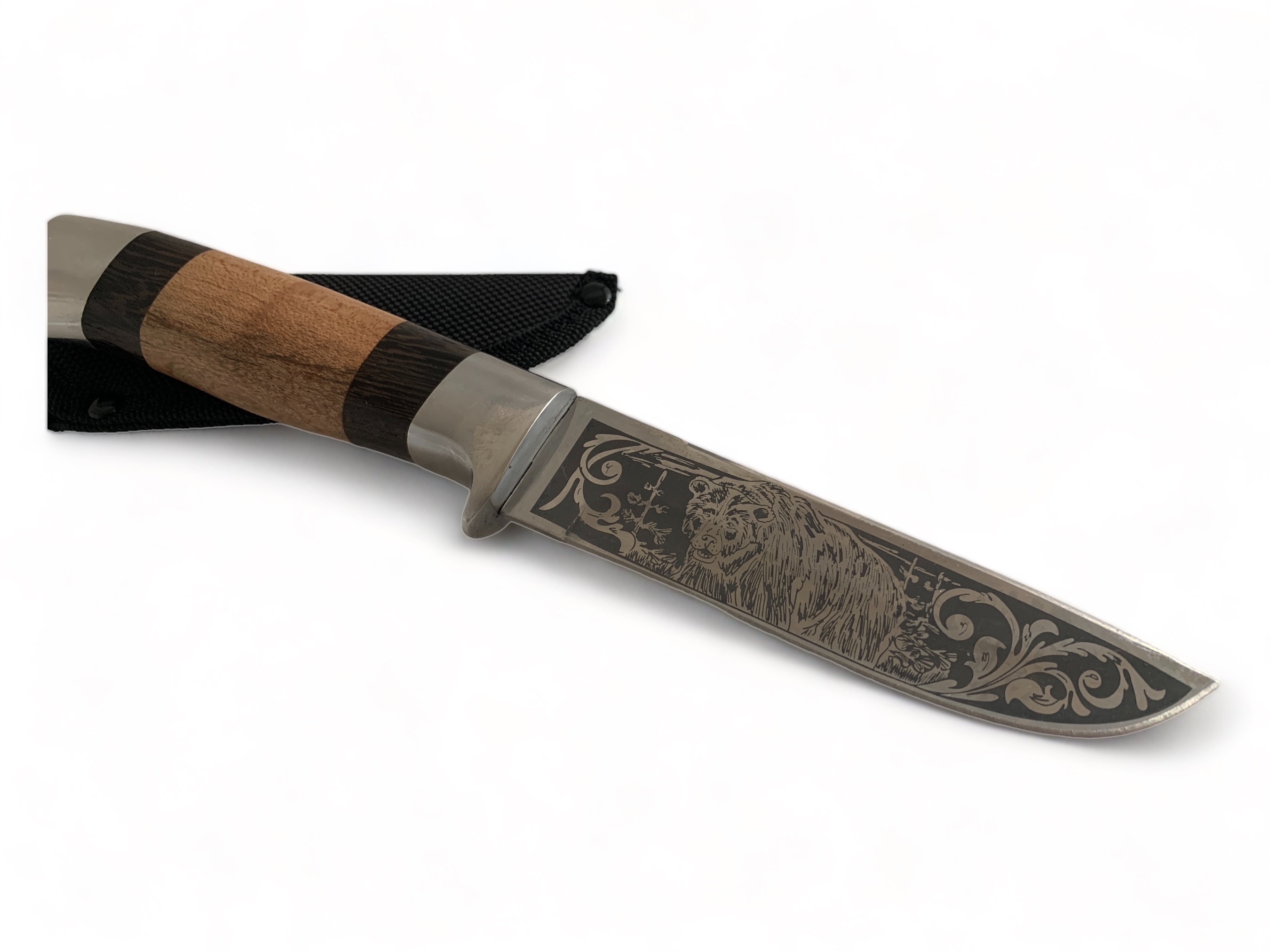 Ловен нож 'Дивата сага' с двойна гравюра и уникален дизайн на дръжката