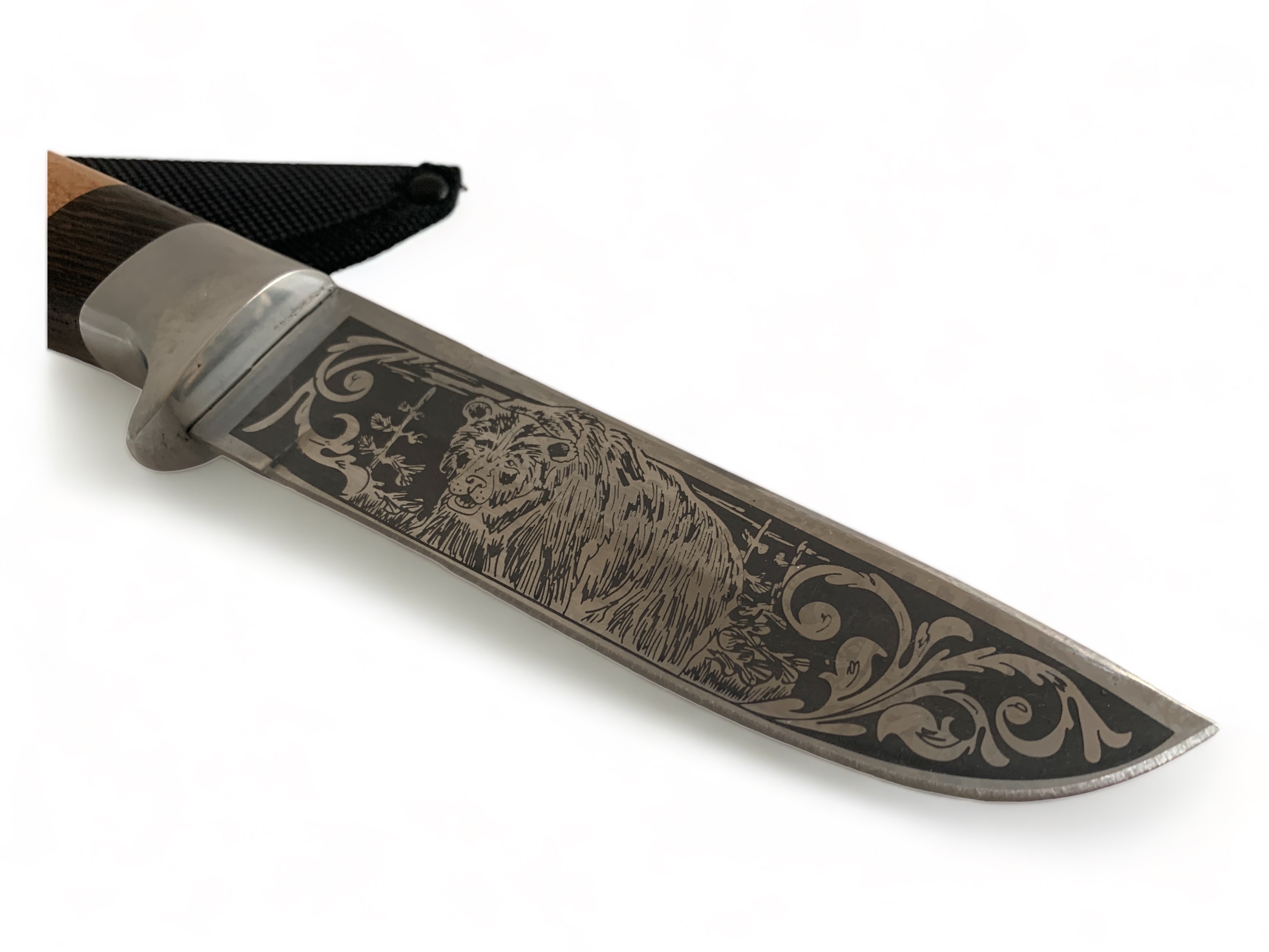 Ловен нож 'Дивата сага' с двойна гравюра и уникален дизайн на дръжката