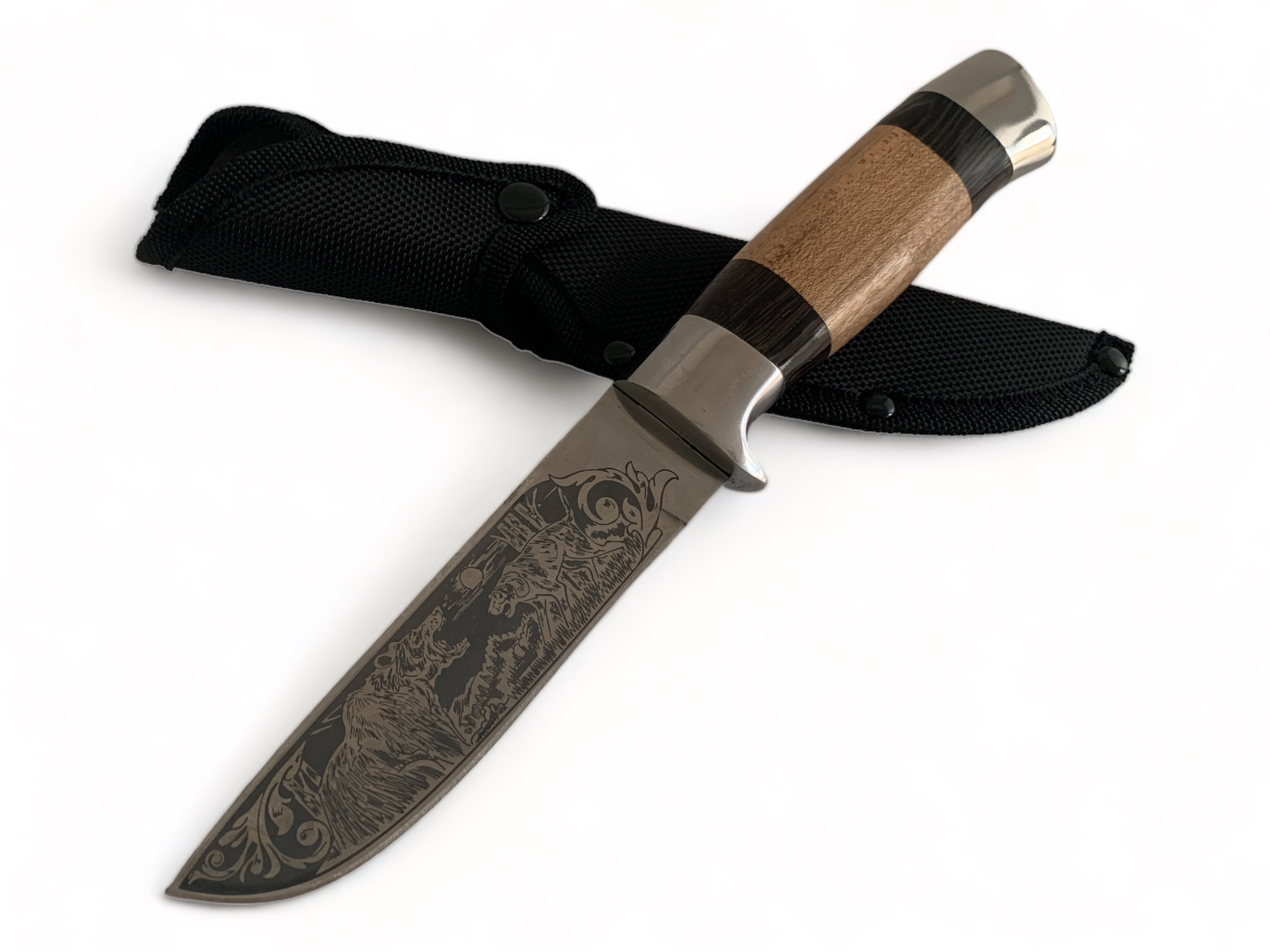 Ловен нож 'Дивата сага' с двойна гравюра и уникален дизайн на дръжката