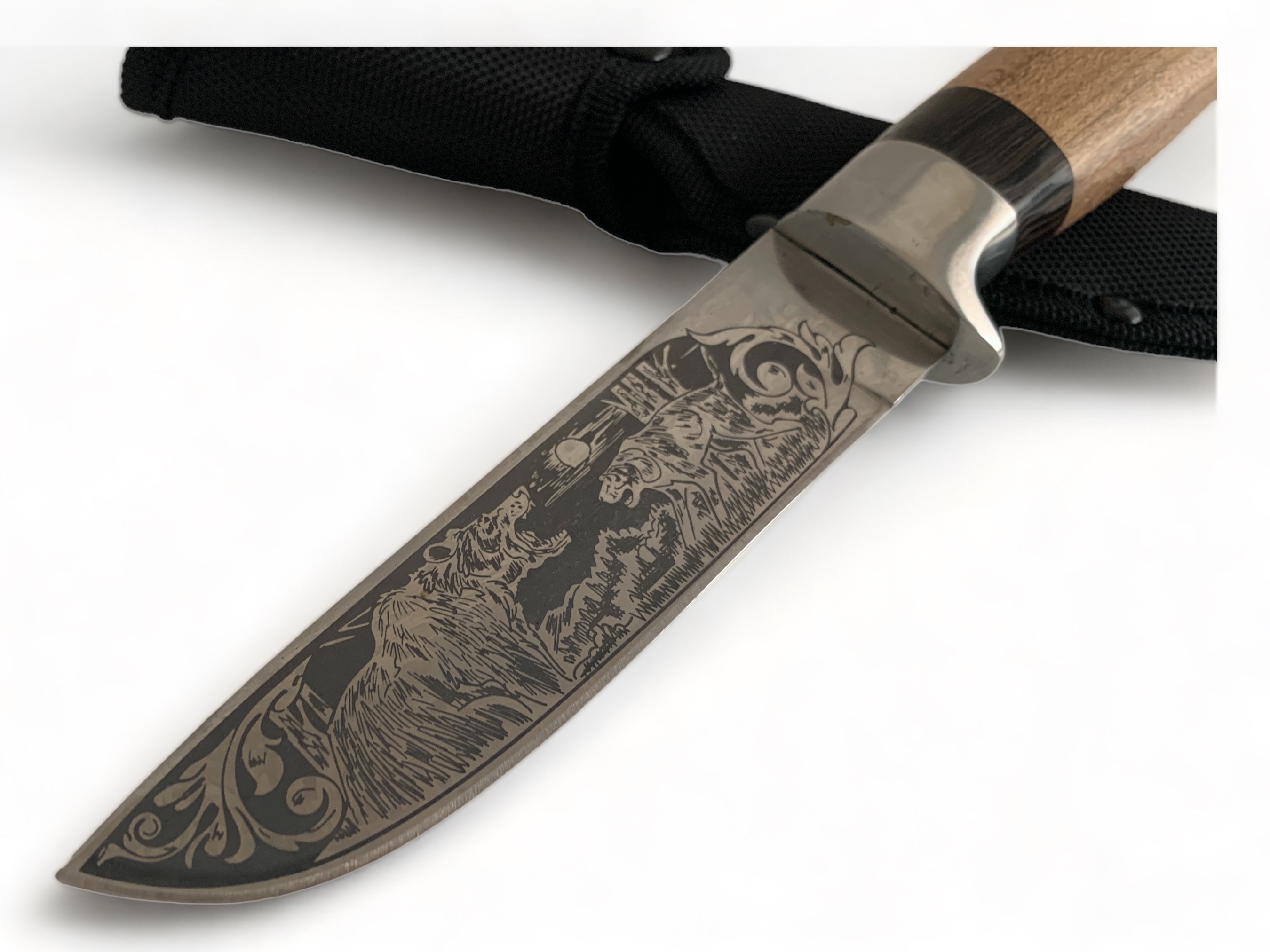 Ловен нож 'Дивата сага' с двойна гравюра и уникален дизайн на дръжката