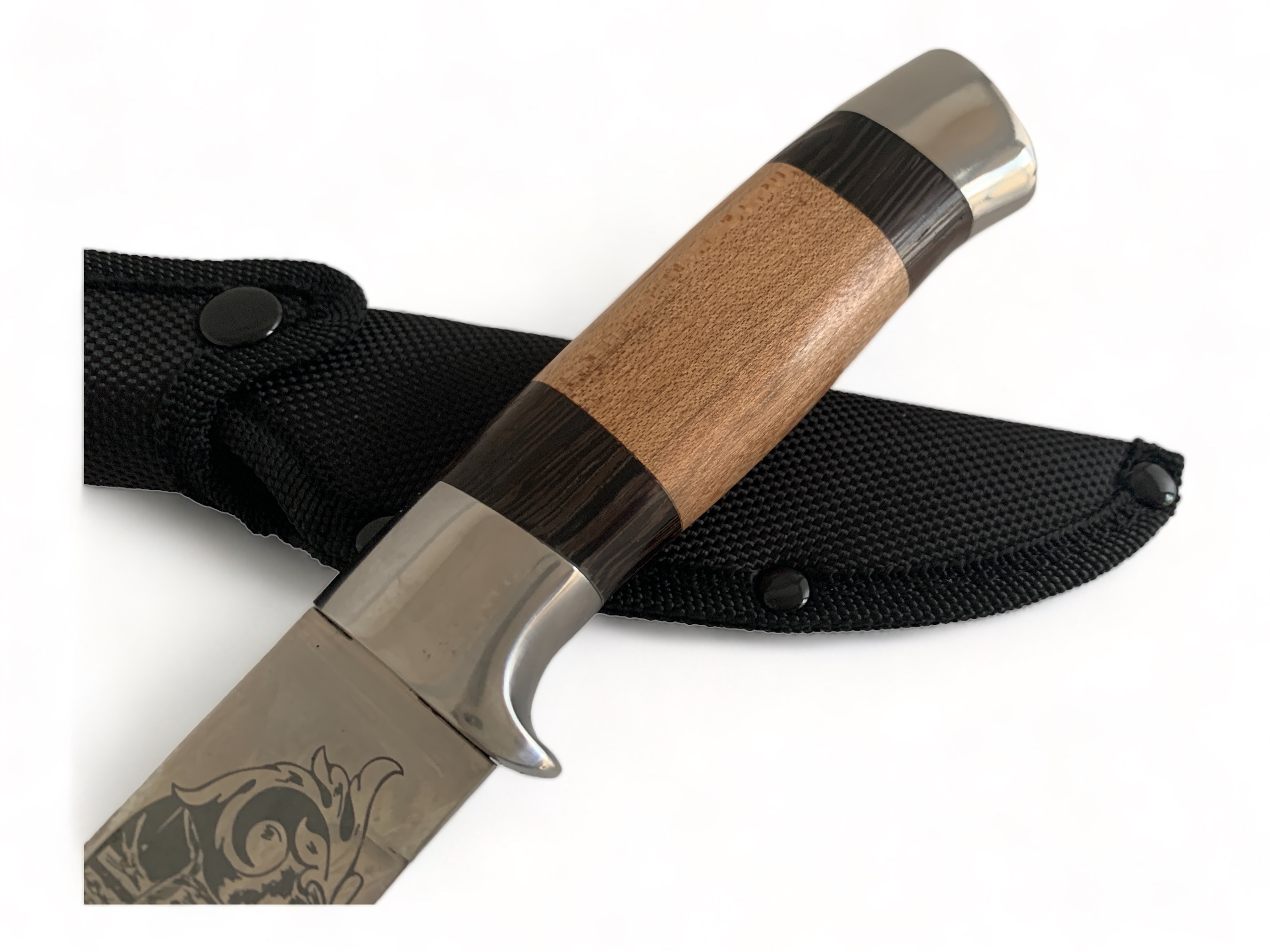 Ловен нож 'Дивата сага' с двойна гравюра и уникален дизайн на дръжката