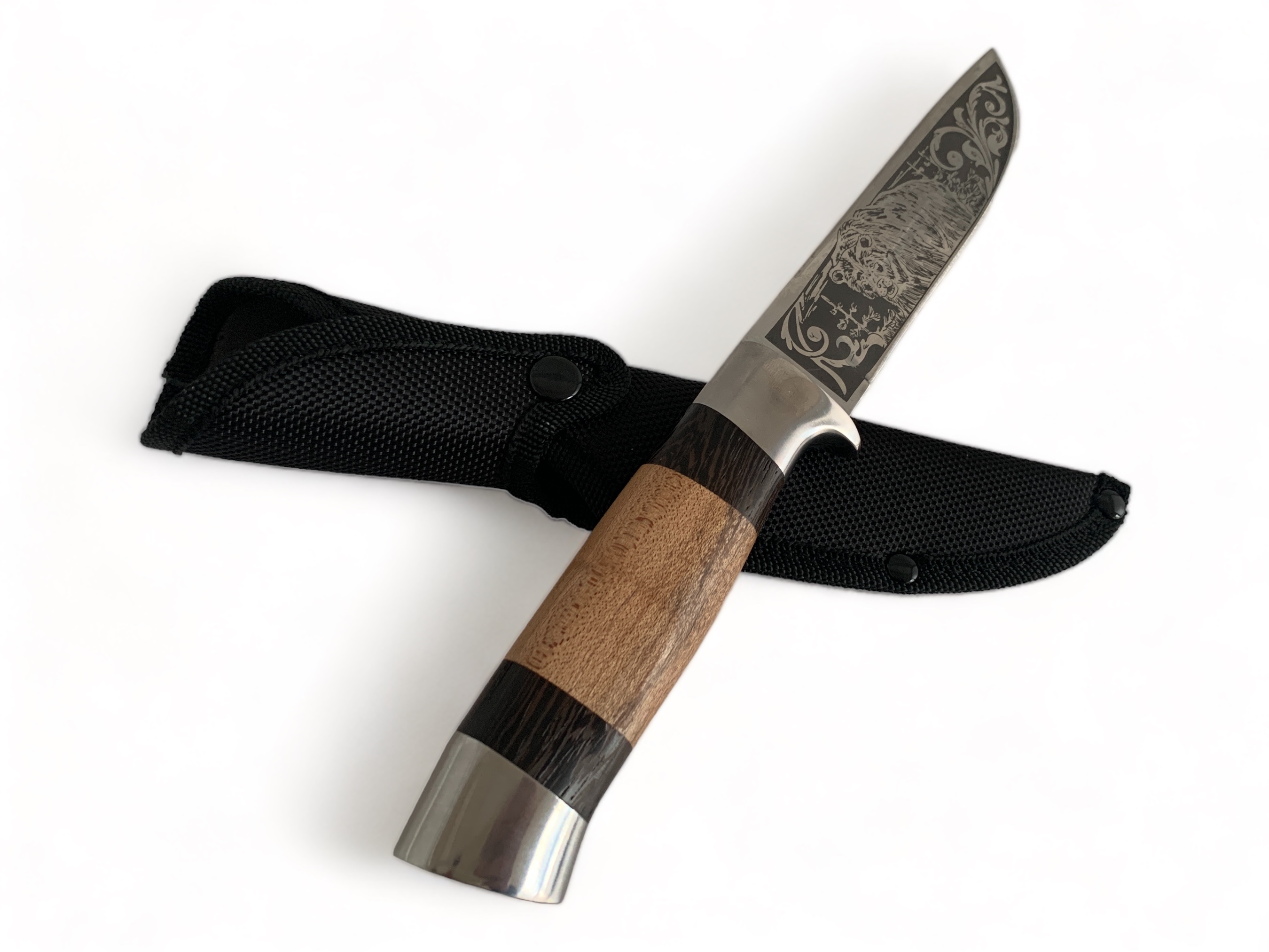 Ловен нож 'Дивата сага' с двойна гравюра и уникален дизайн на дръжката