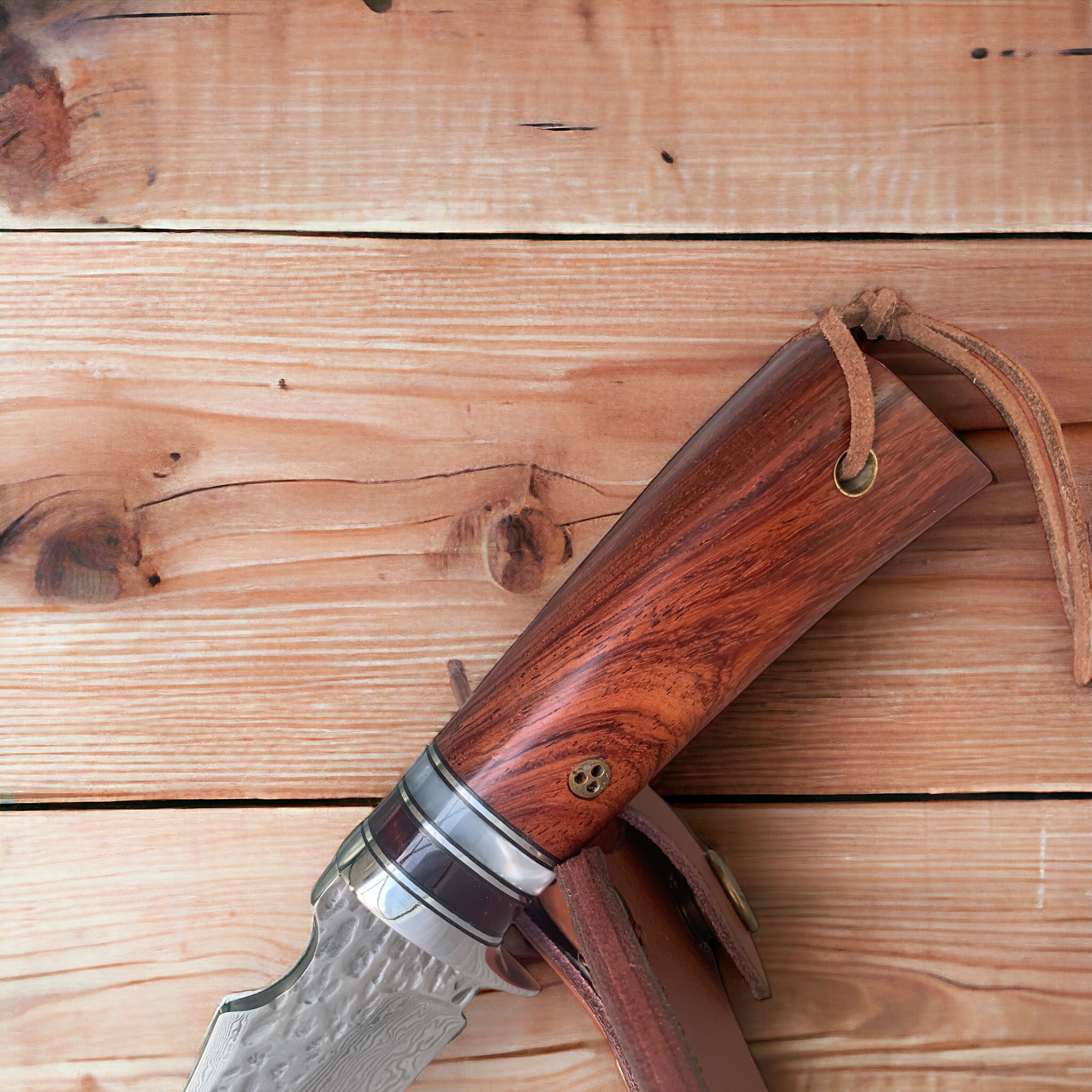 Ловен нож с дамаска стомана и ориенталски дизайн в кожен калъф