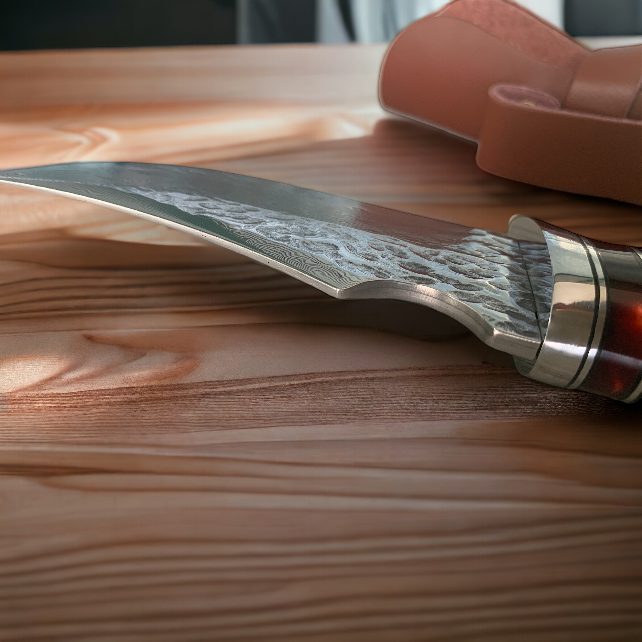 Ловен нож с дамаска стомана и ориенталски дизайн в кожен калъф