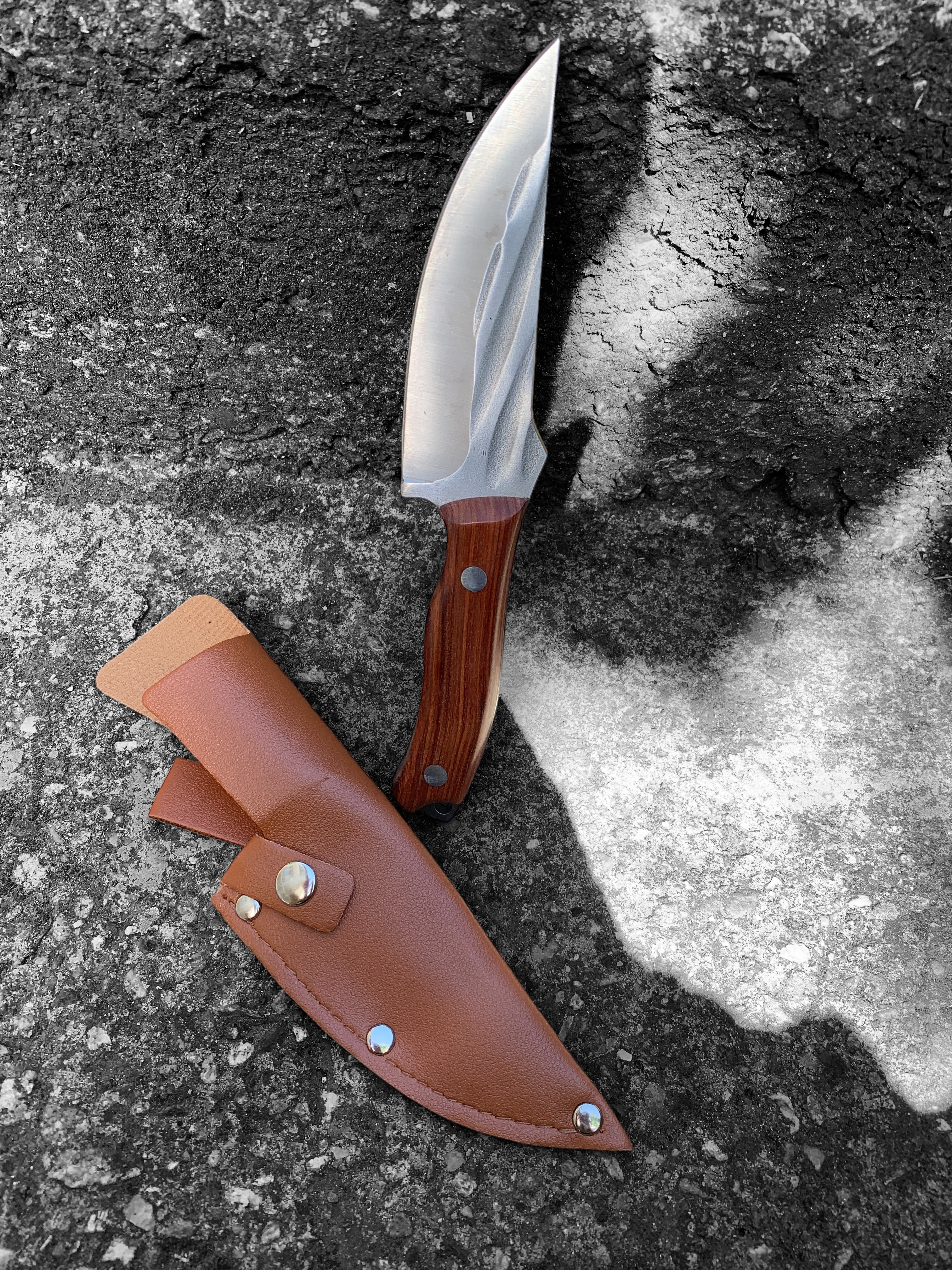 Ловен нож Knives FB1763F с фиксирано острие и дървена дръжка Ловен нож Knives FB1763F с фиксирано острие и дървена дръжка