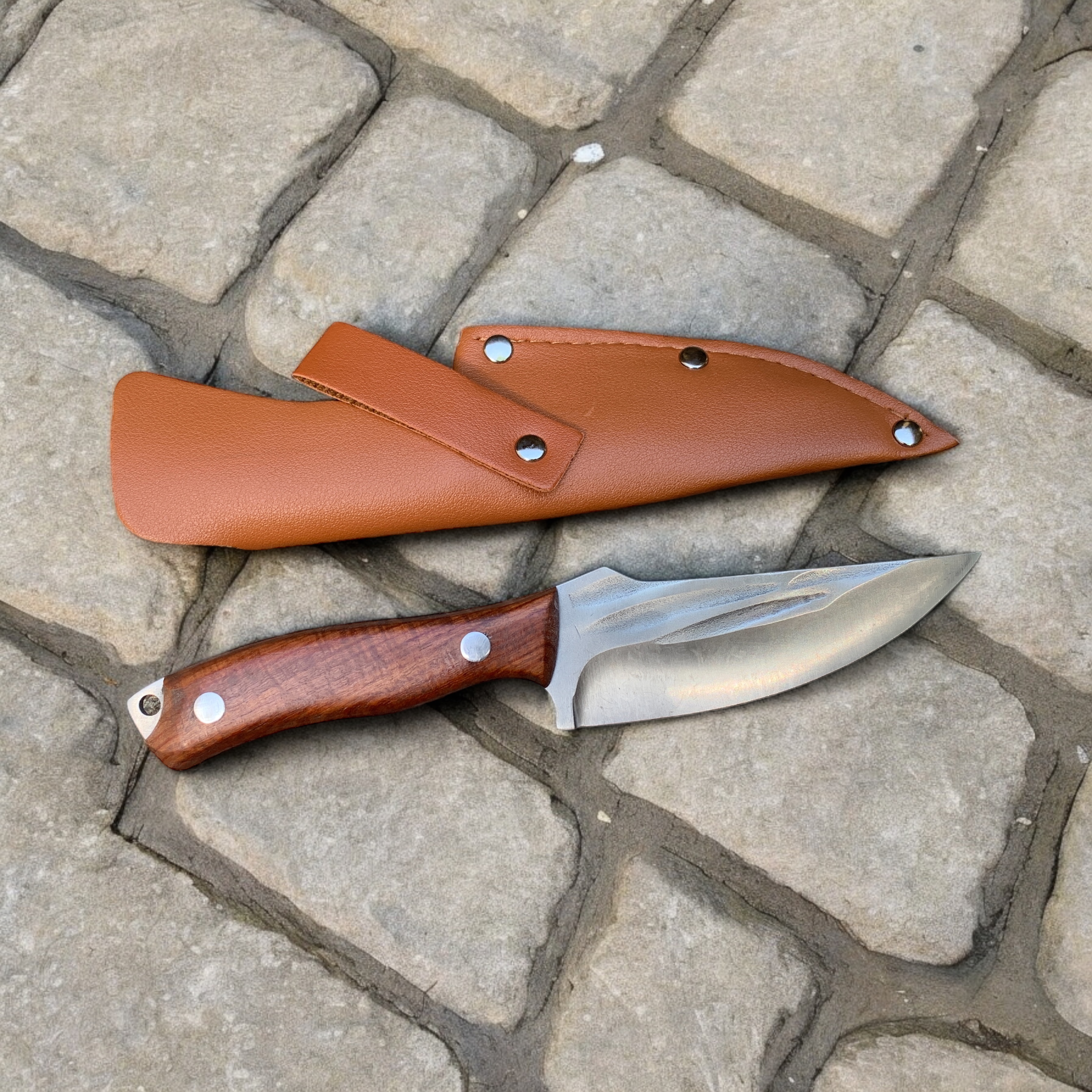 Ловен нож Knives FB1763F с фиксирано острие и дървена дръжка Ловен нож Knives FB1763F с фиксирано острие и дървена дръжка