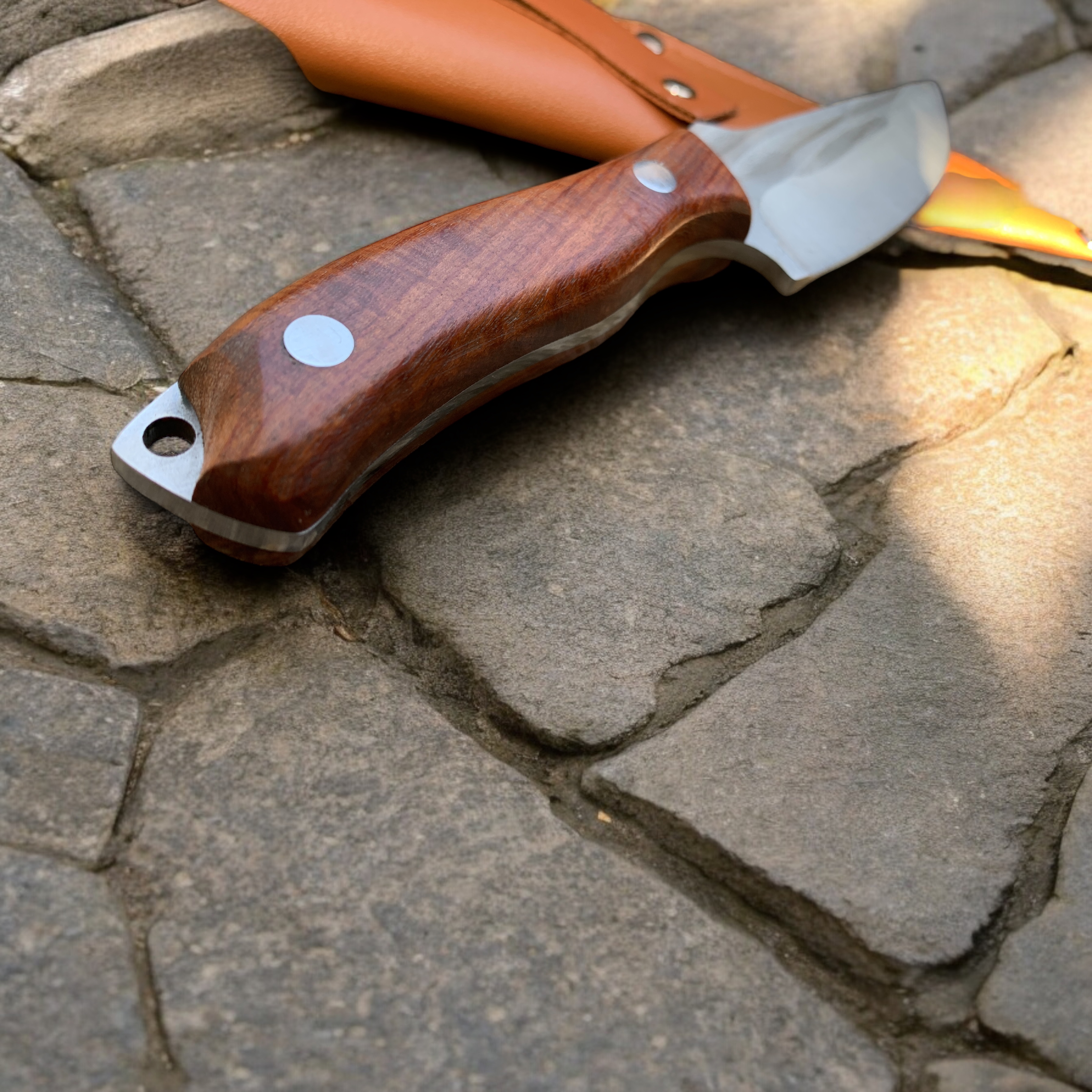 Ловен нож Knives FB1763F с фиксирано острие и дървена дръжка Ловен нож Knives FB1763F с фиксирано острие и дървена дръжка