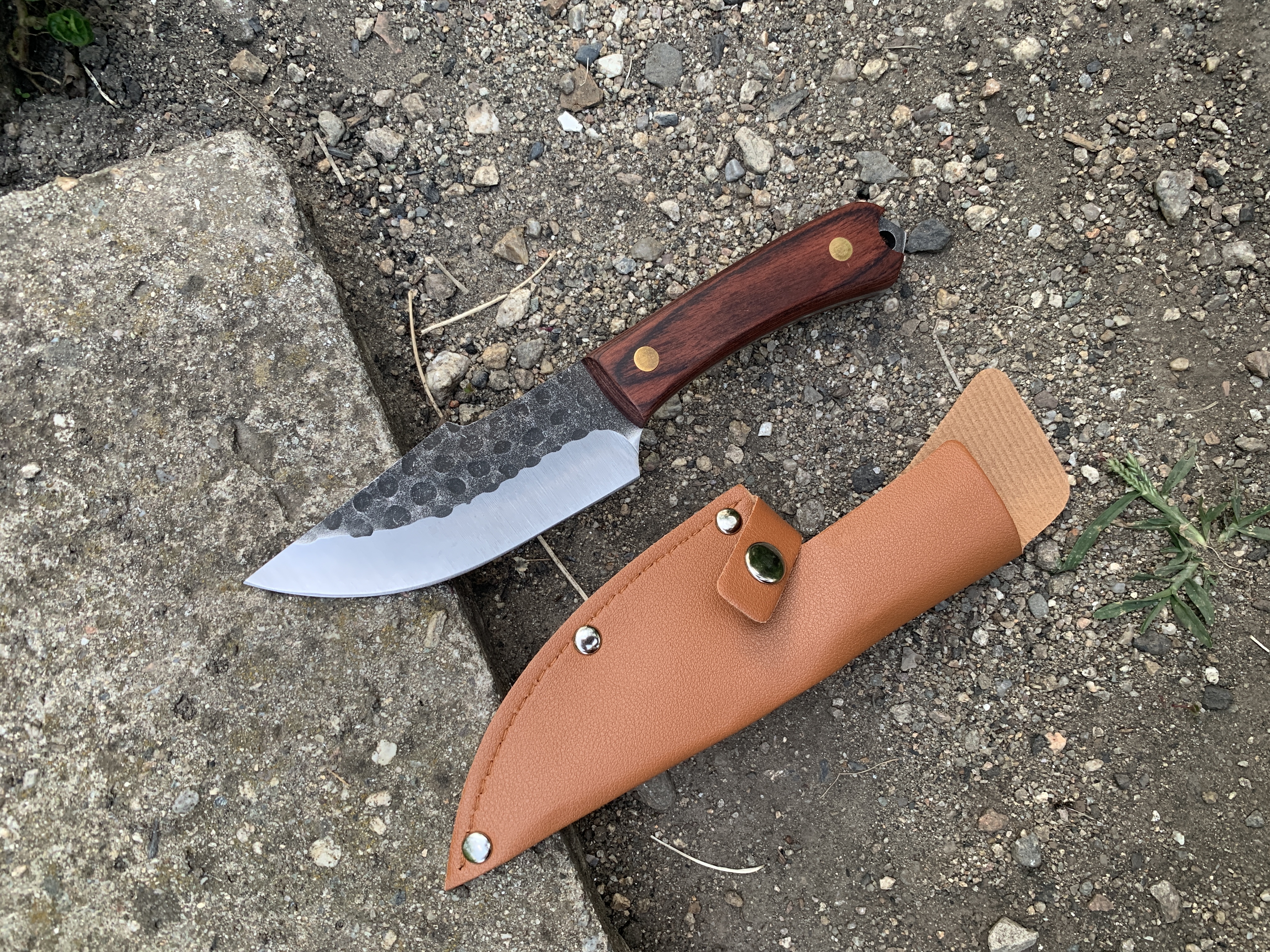 Ловен нож Knives FB1764G с фиксирано острие и дървена дръжка Ловен нож Knives FB1764G с фиксирано острие и дървена дръжка