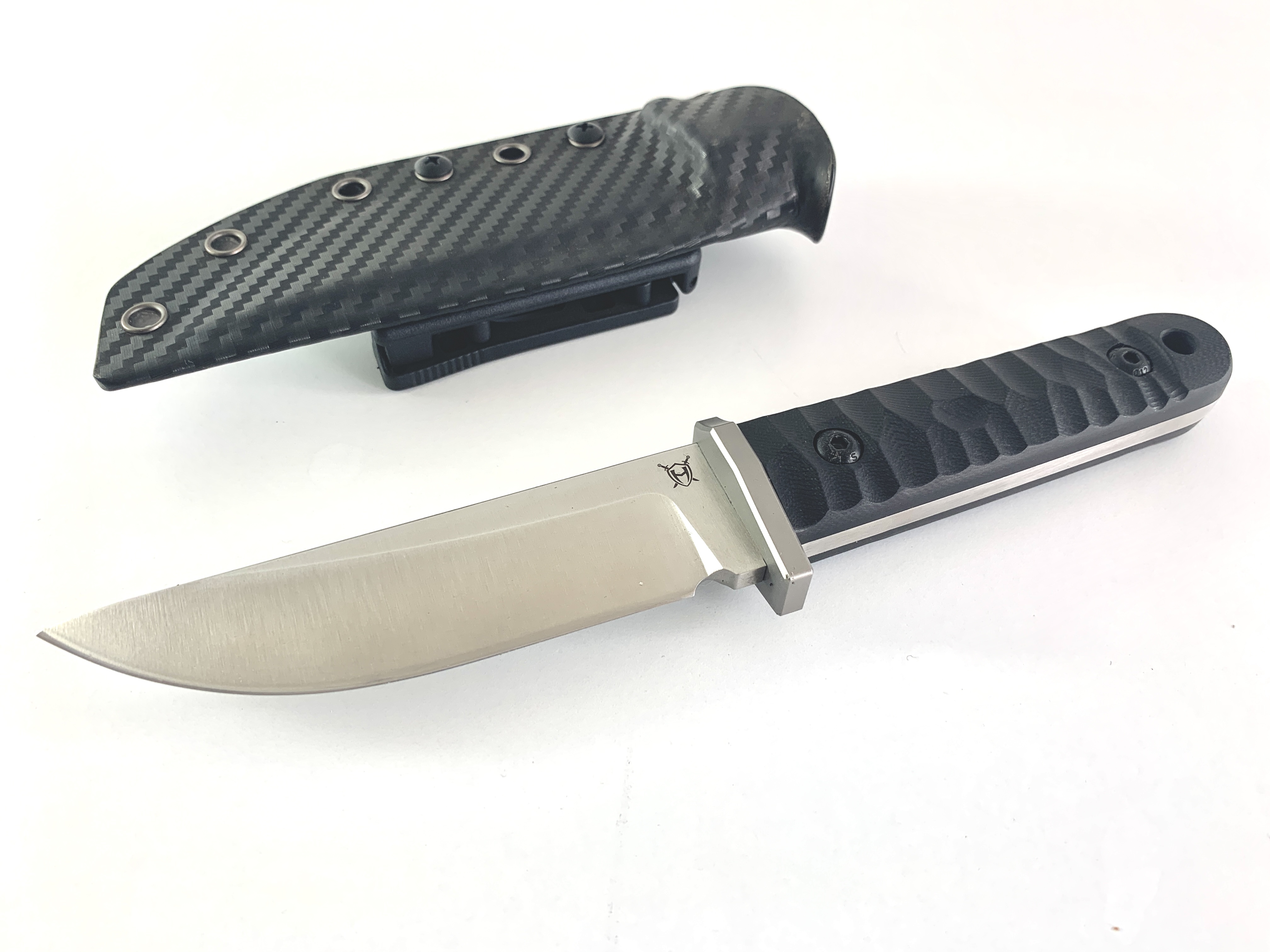 Ловен нож с черен тактически калъф, 60 HRC