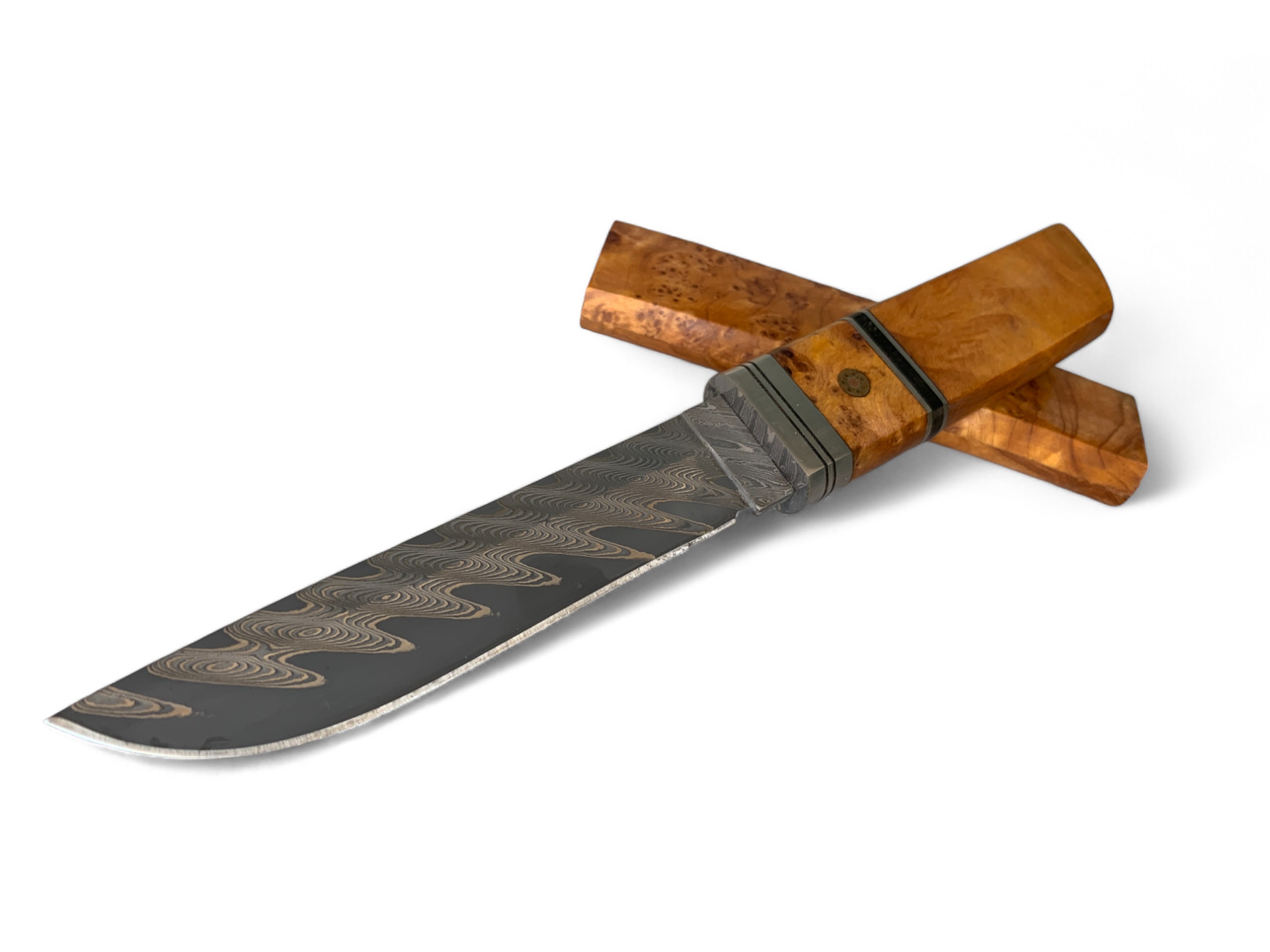 Ловен нож с дамасково острие и дървена дръжка - ръчно изработена