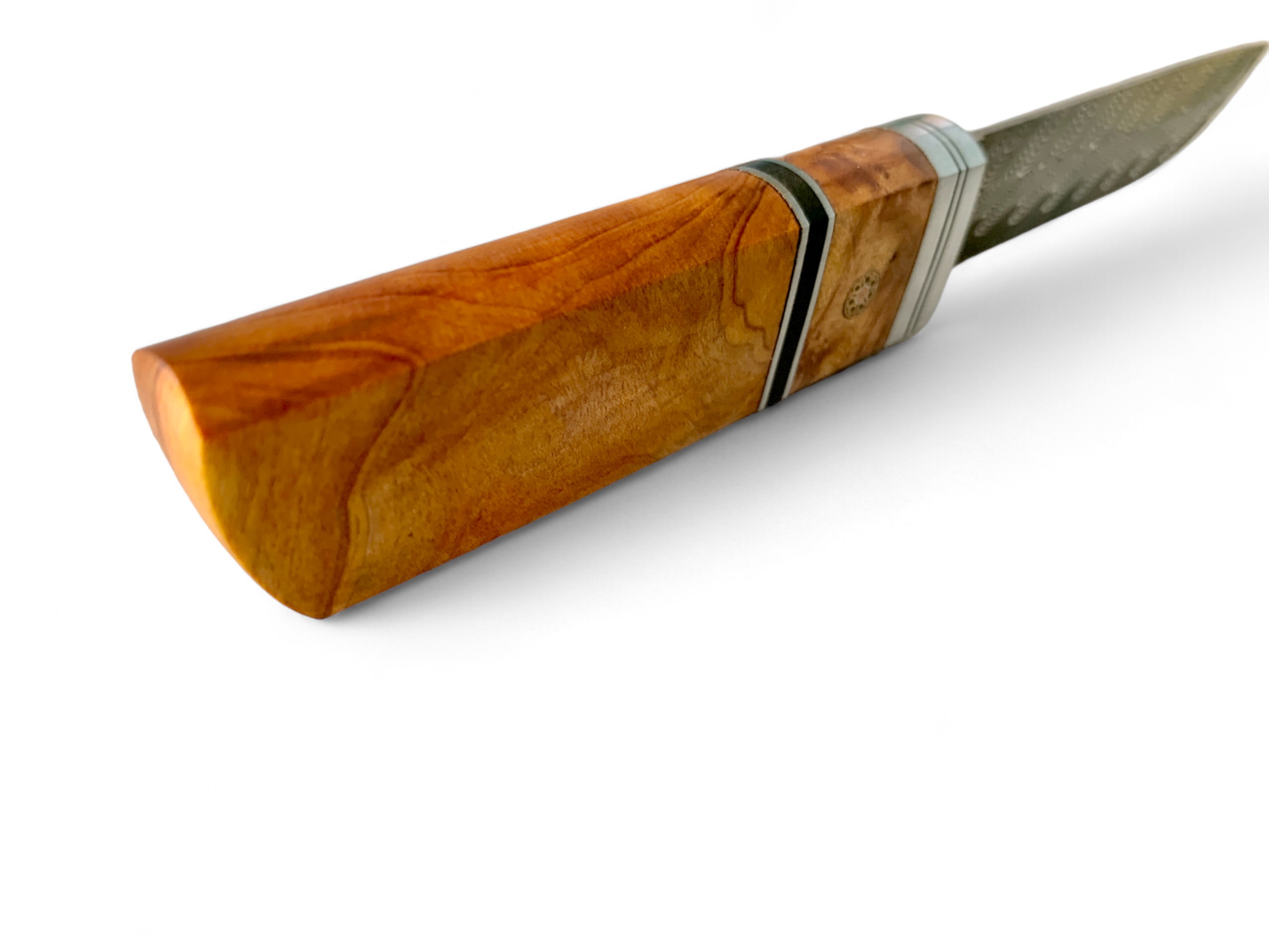 Ловен нож с дамасково острие и дървена дръжка - ръчно изработена