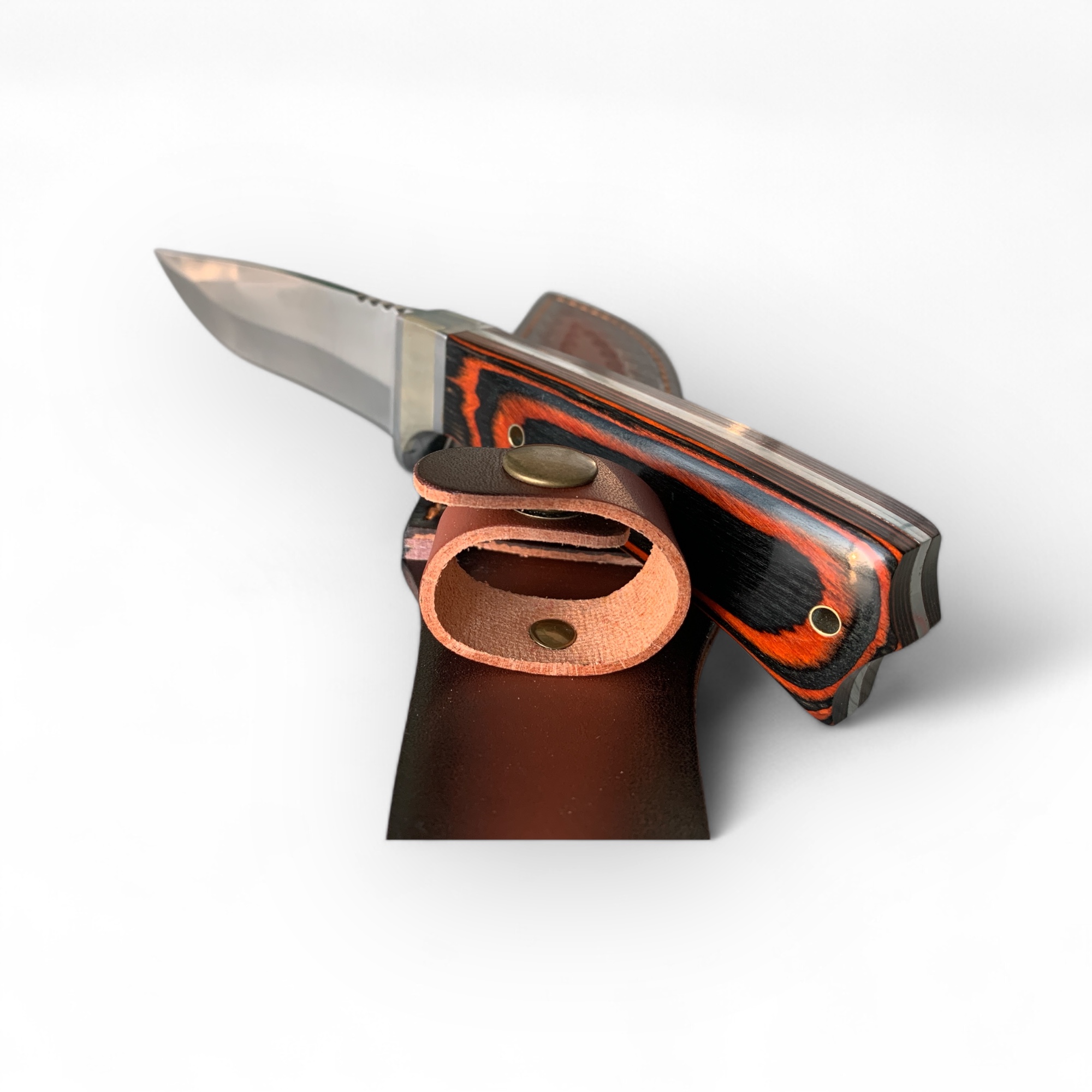 Ловен нож с дървена дръжка и кожена кания