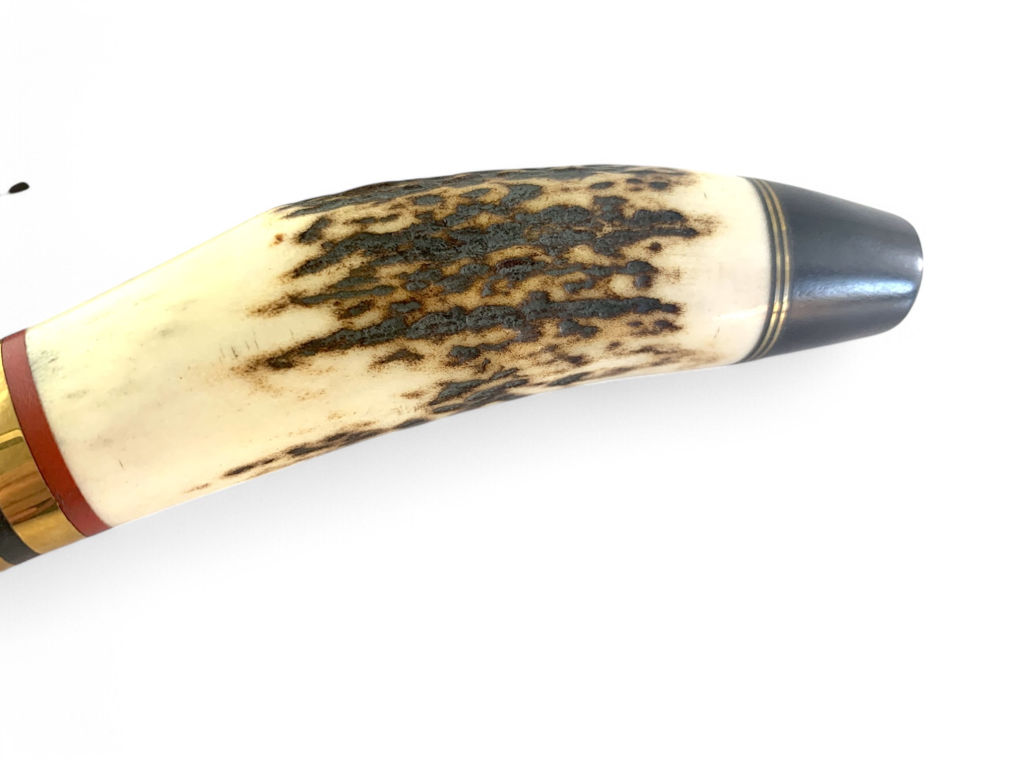 Дръжка от еленов рог с естествен текстуриран дизайн