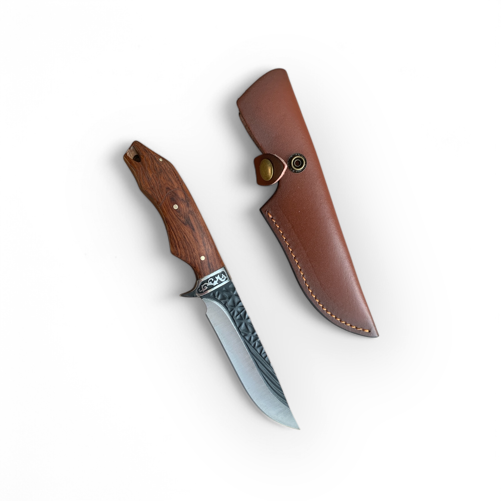 Ловен нож с дървена дръжка и кожена кания