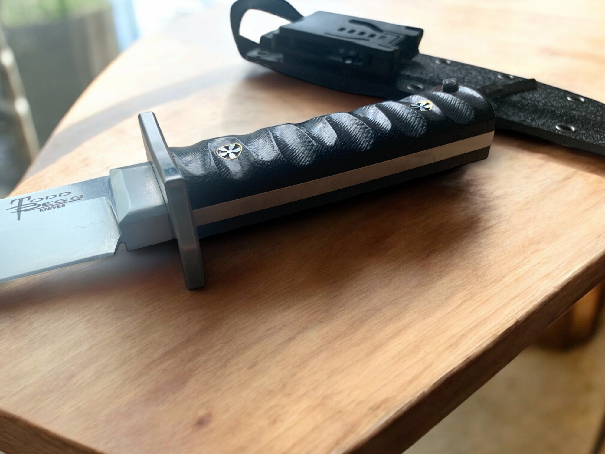 Тактически нож Todd Begg Design с емайлирано покритие и Kydex кания