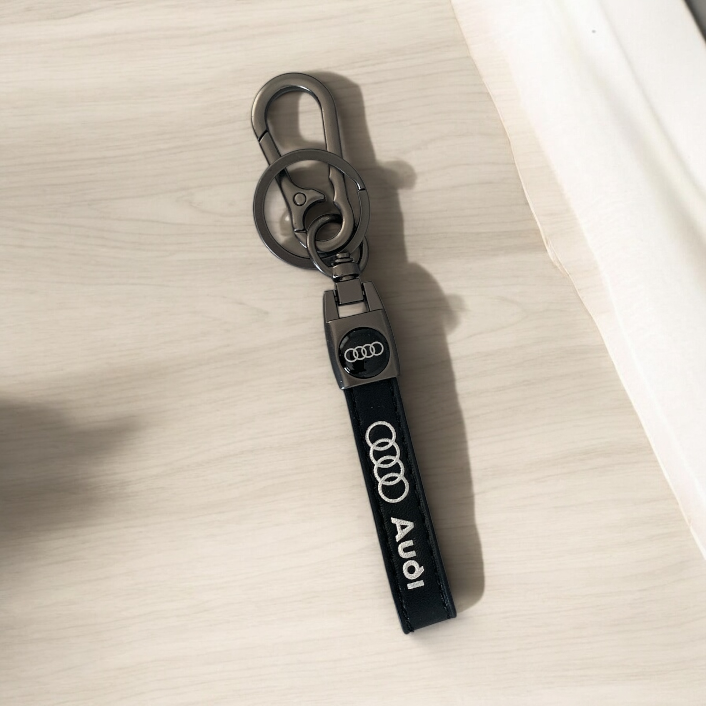Ключодържател с лого на Audi и кожена лента