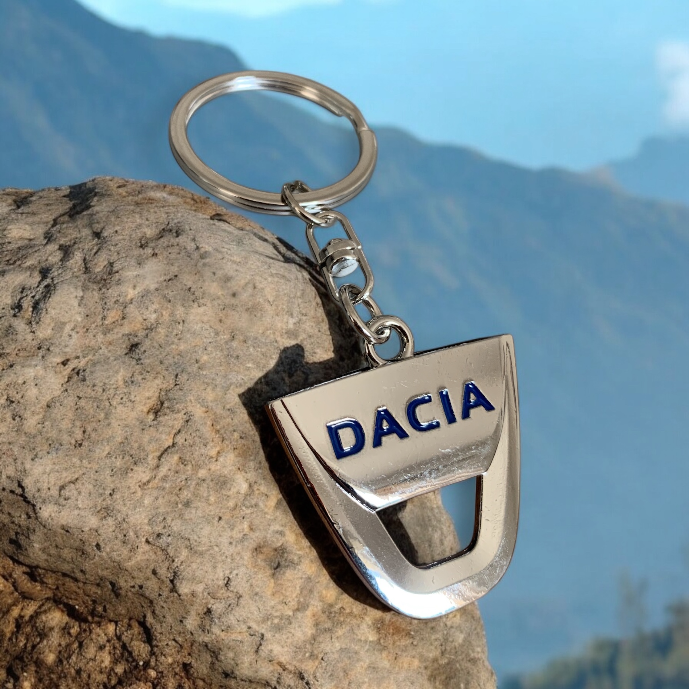 Стилен ключодържател Dacia върху дървена повърхност