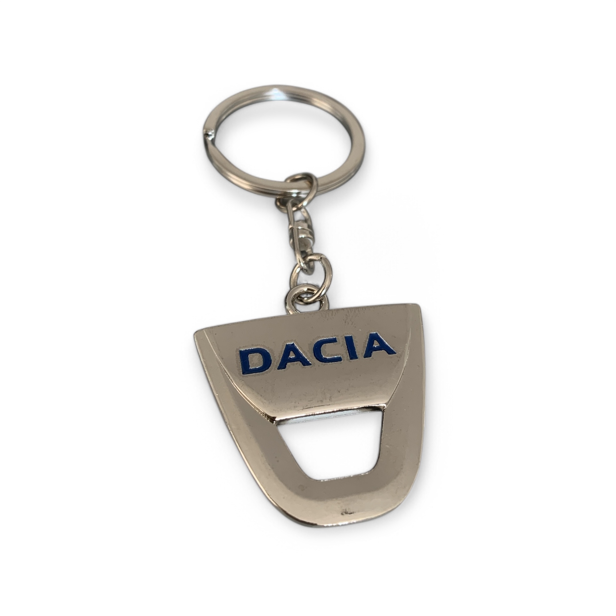 Стилен ключодържател Dacia върху дървена повърхност
