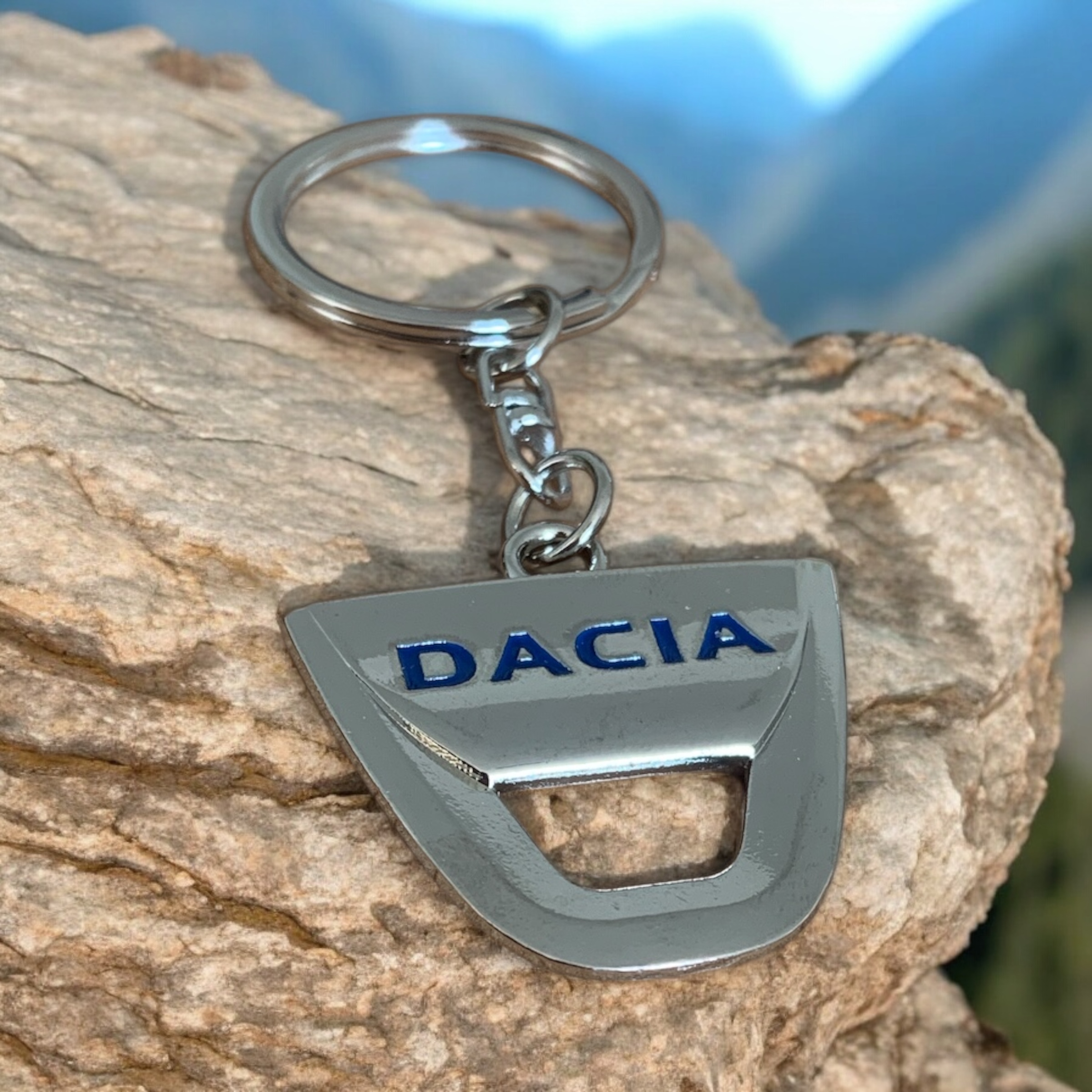 Стилен ключодържател Dacia върху дървена повърхност