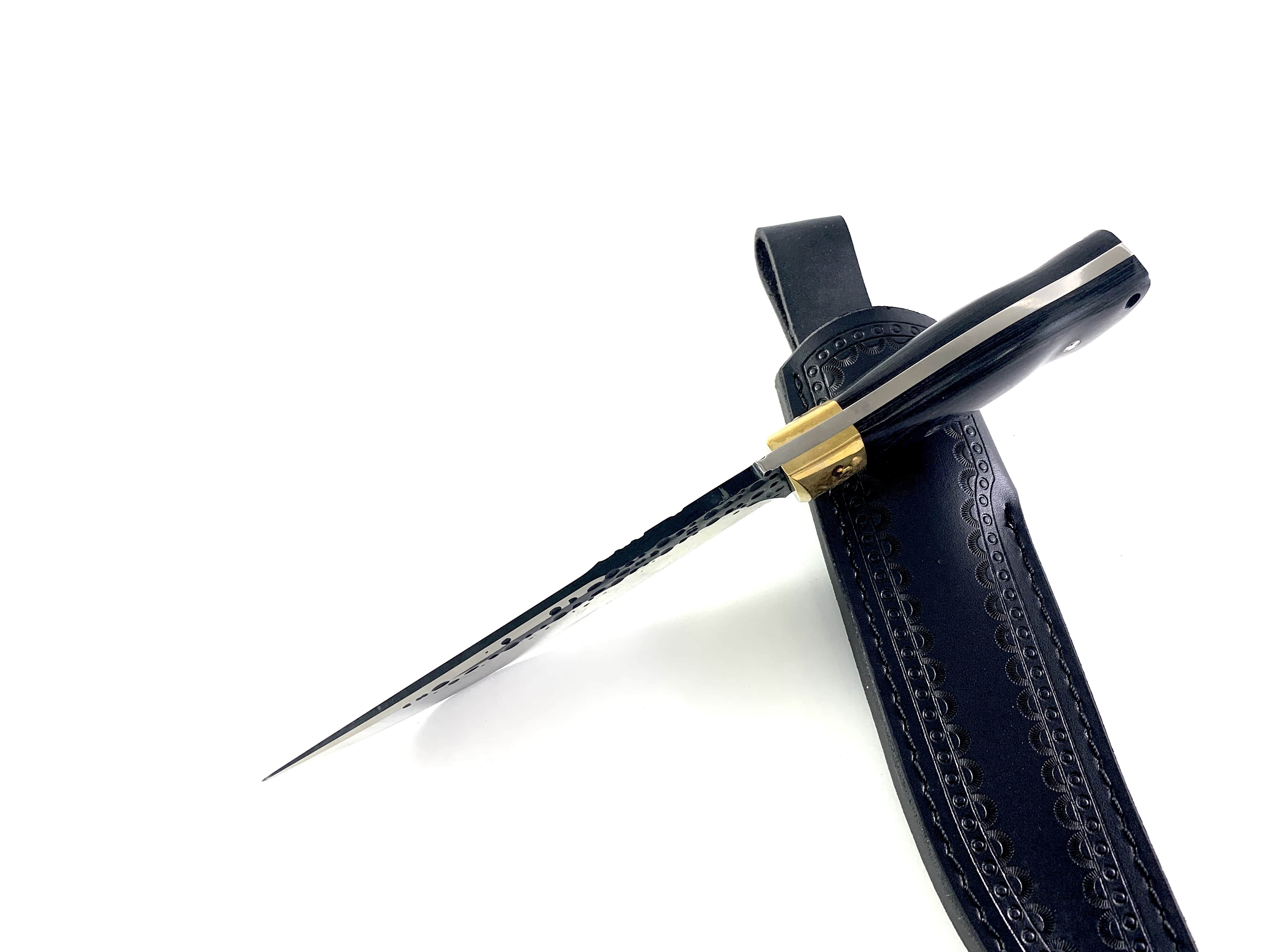 Ловен нож с черна кожена кания от естествена телешка кожа