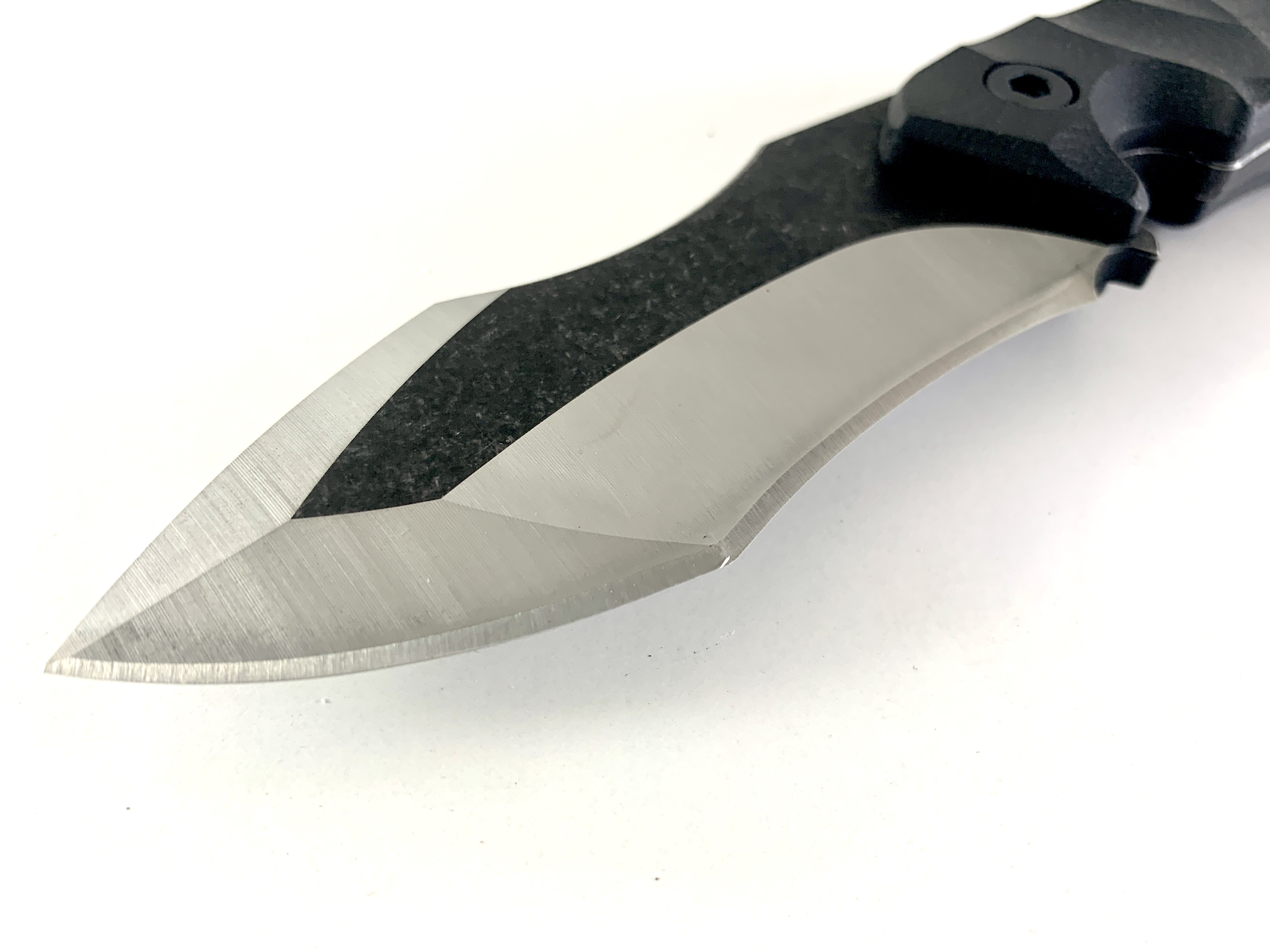 Компактен нож с черна кания от Kydex