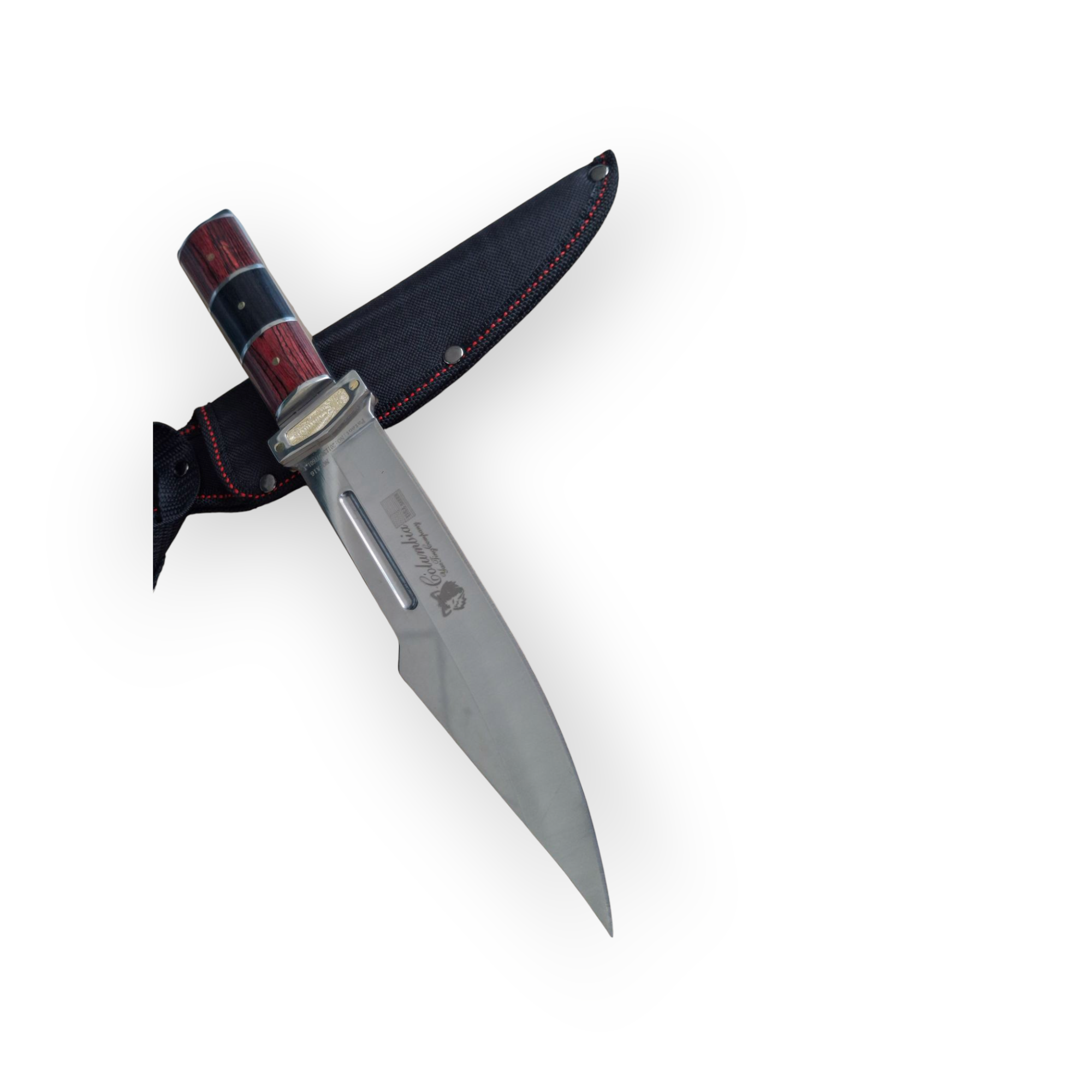 Нож с дървена дръжка поставен върху дървен пън