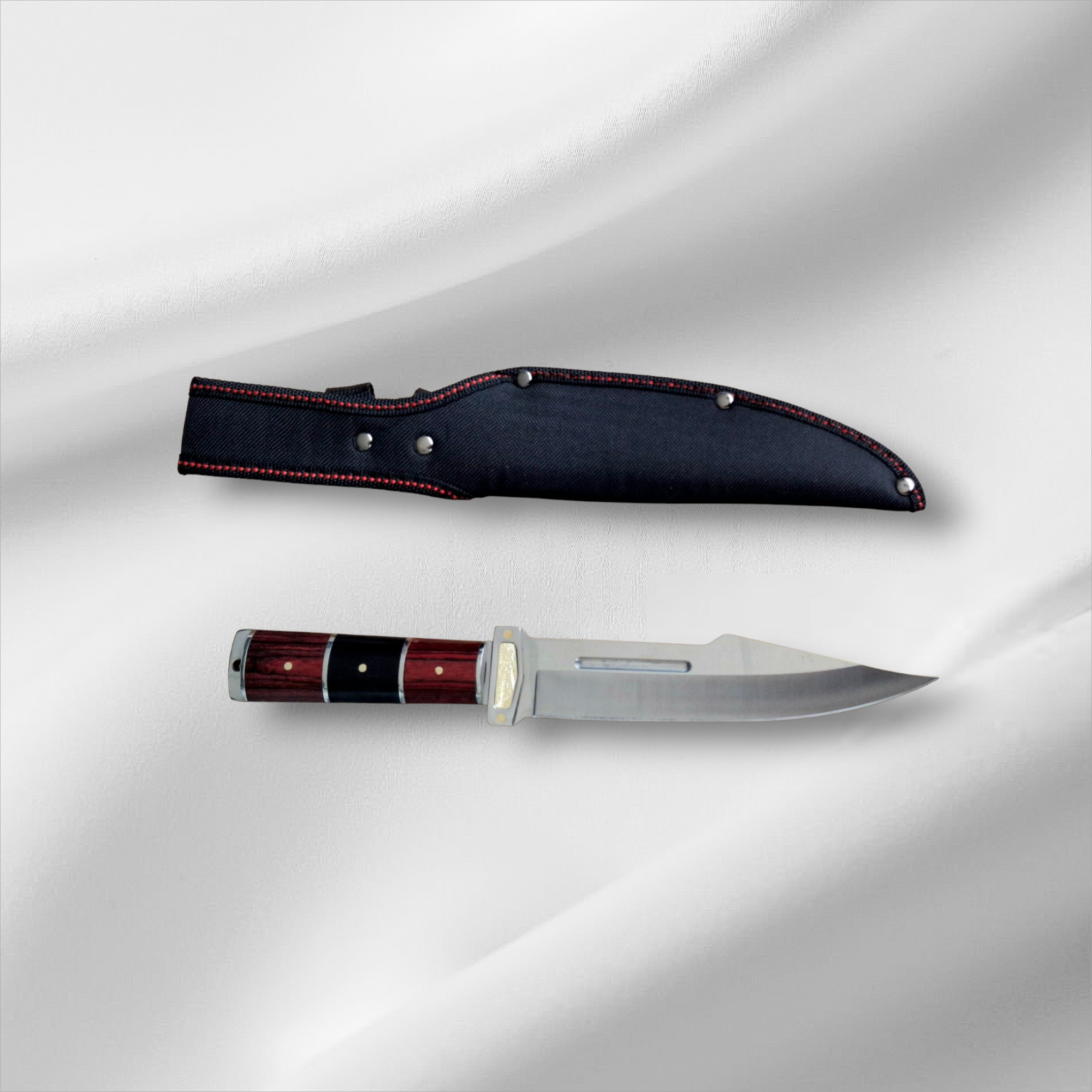 Нож с дървена дръжка поставен върху дървен пън