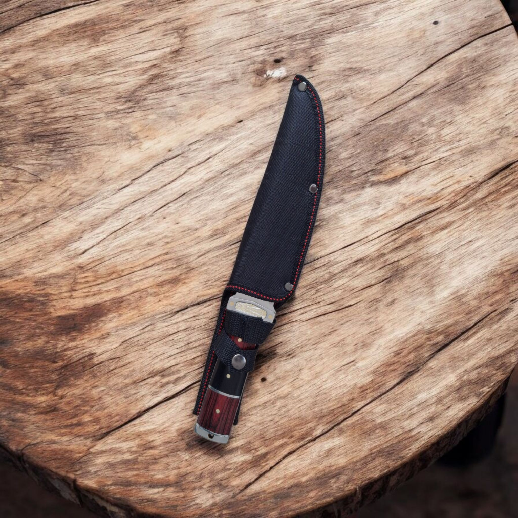 Нож с дървена дръжка поставен върху дървен пън