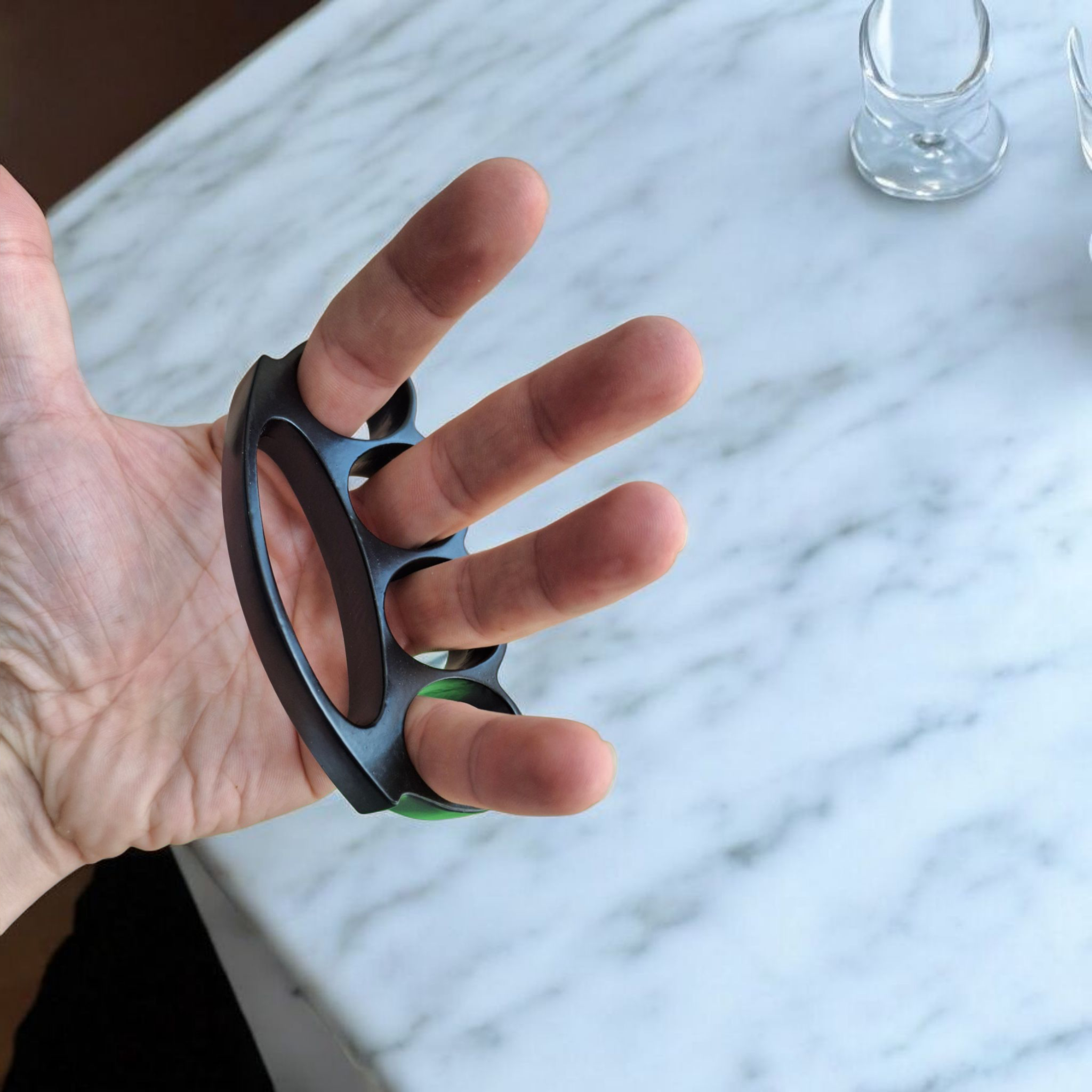 Черен кастет с метална конструкция и плавни извивки