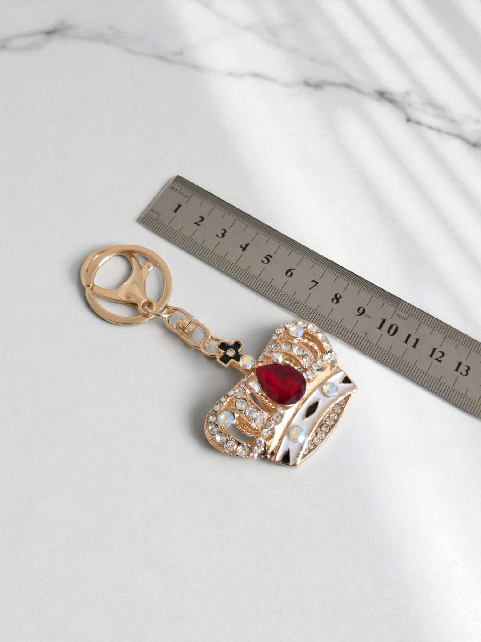 Бляскав дамски аксесоар с кристали