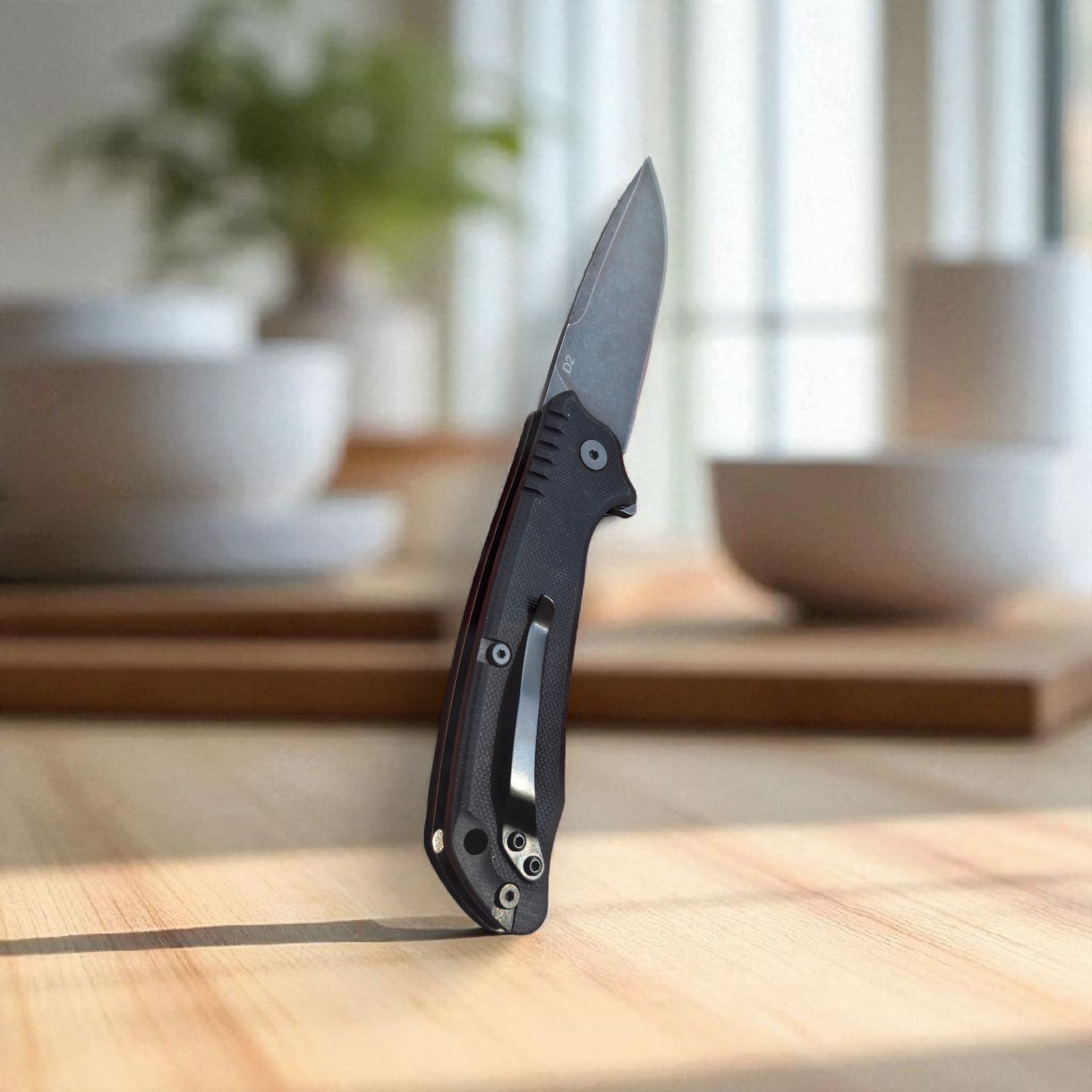 Сгънат нож Apex Cutlery на дървена маса, изглед отпред