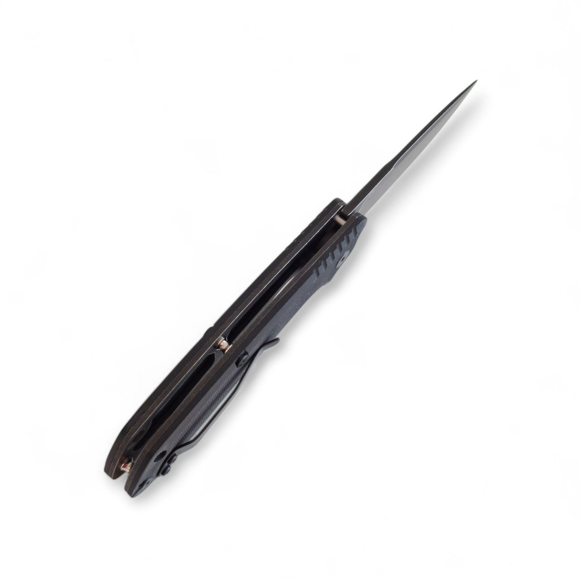Сгънат нож Apex Cutlery на дървена маса, изглед отпред