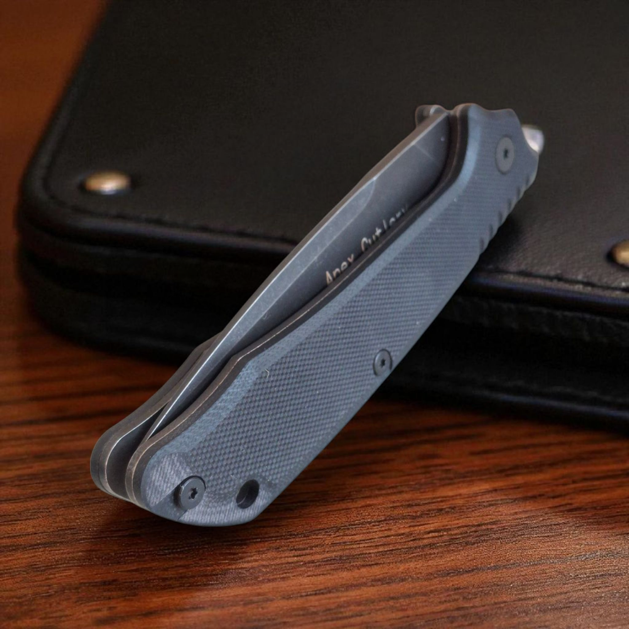 Сгънат нож Apex Cutlery на дървена маса, изглед отпред