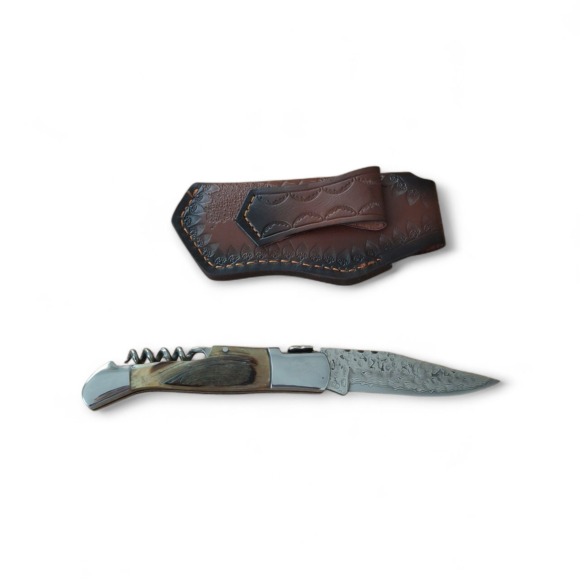 Нож Hunter Crown 210 с дамасково острие и кожен калъф – изглед на бял фон