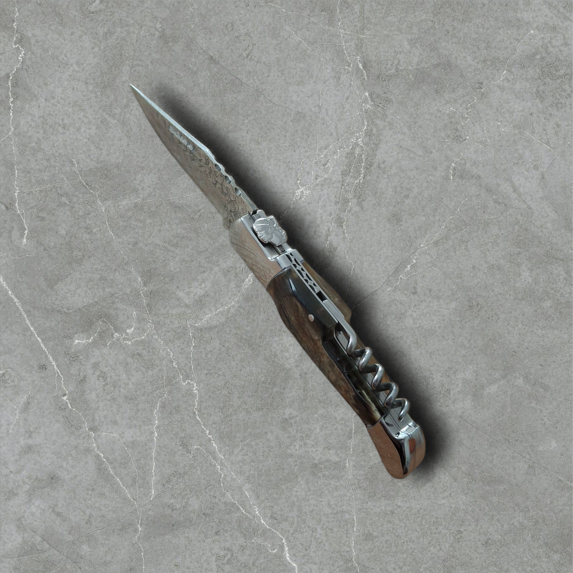 Нож Hunter Crown 210 с дамасково острие и кожен калъф – изглед на бял фон