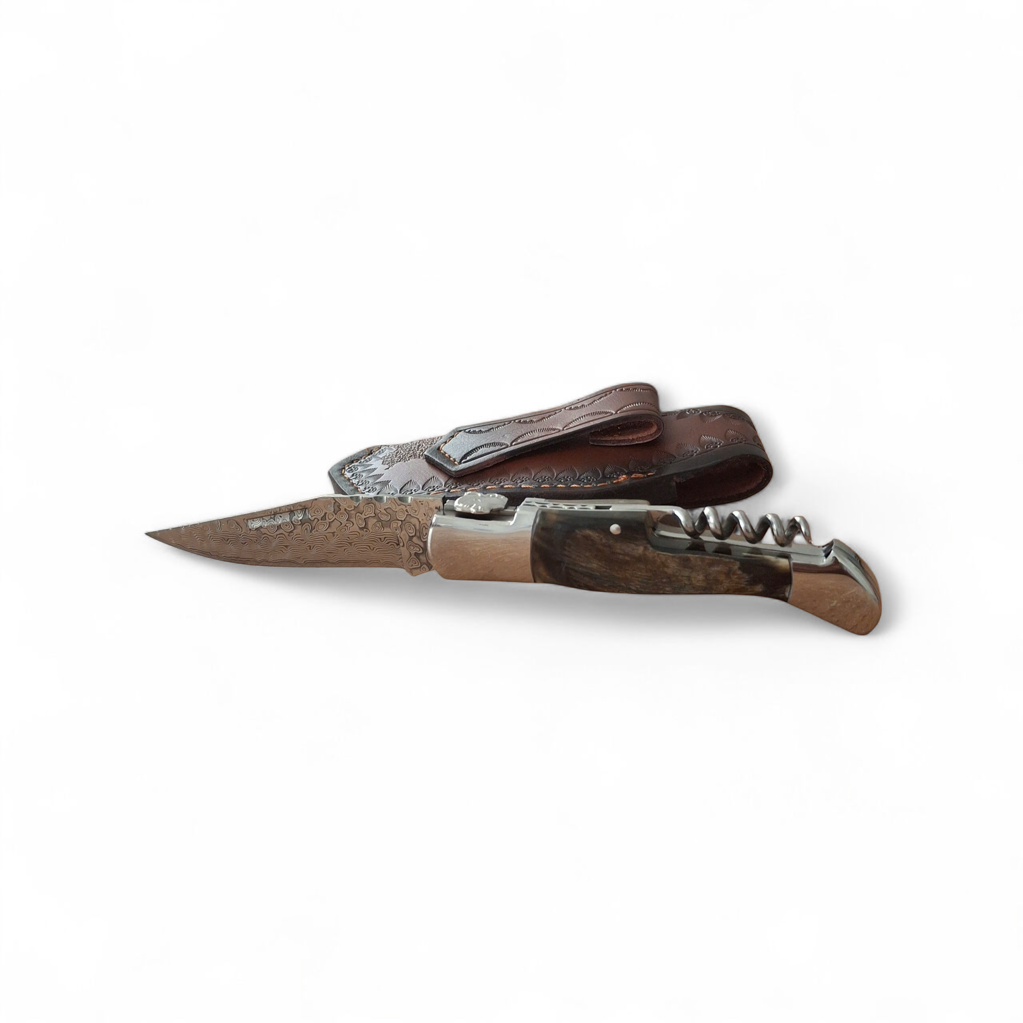 Нож Hunter Crown 210 с дамасково острие и кожен калъф – изглед на бял фон