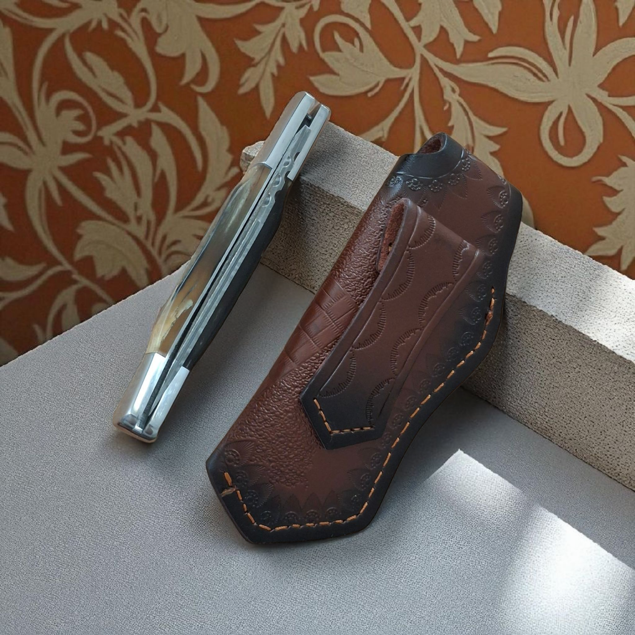 Нож Hunter Crown 210 с дамасково острие и кожен калъф – изглед на бял фон