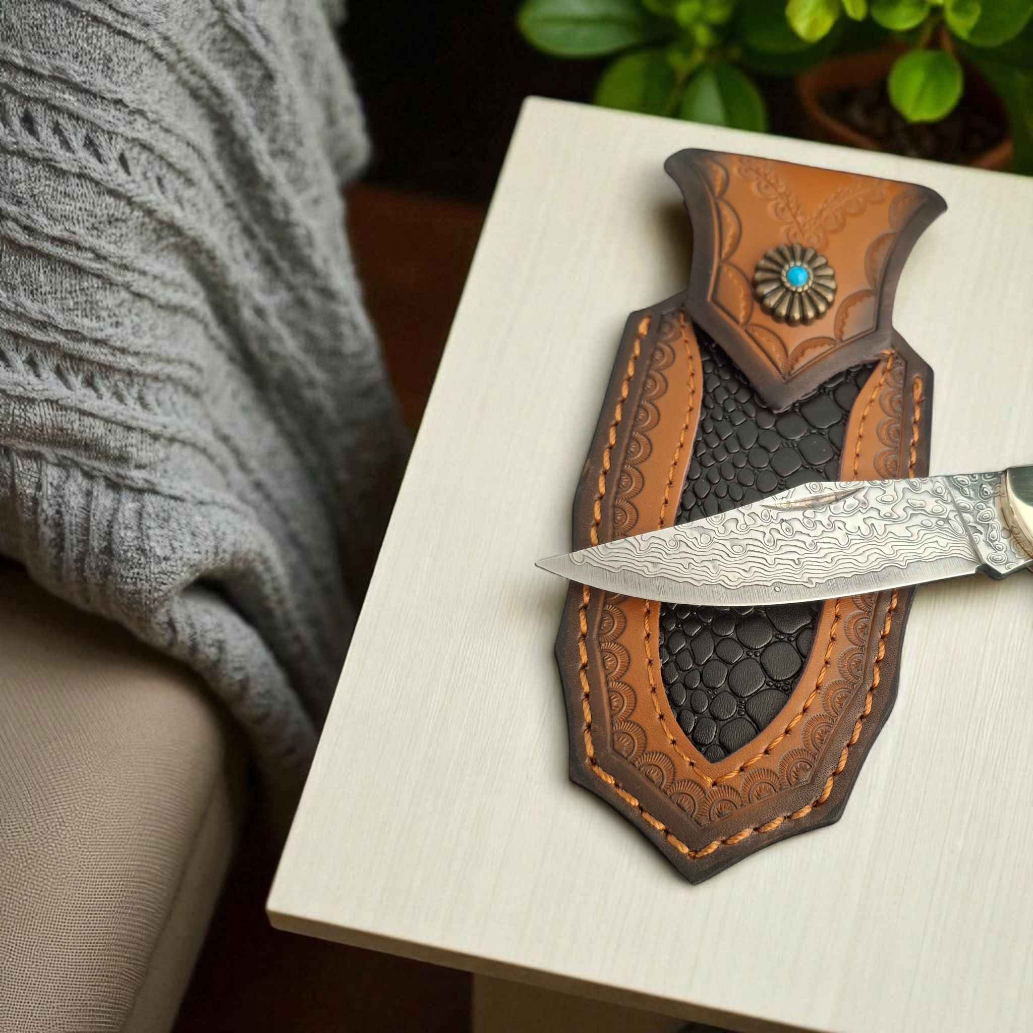 Сгъваем нож Stag Damascus Hunter с дамасково острие и кания върху бял фон