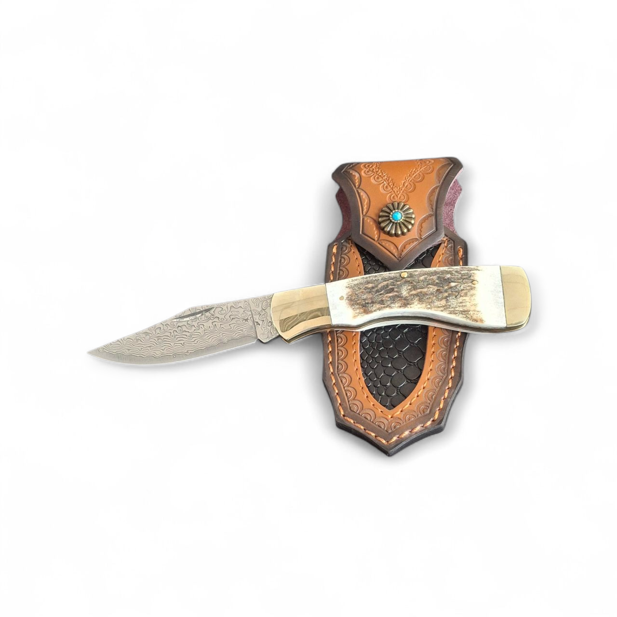 Сгъваем нож Stag Damascus Hunter с дамасково острие и кания върху бял фон