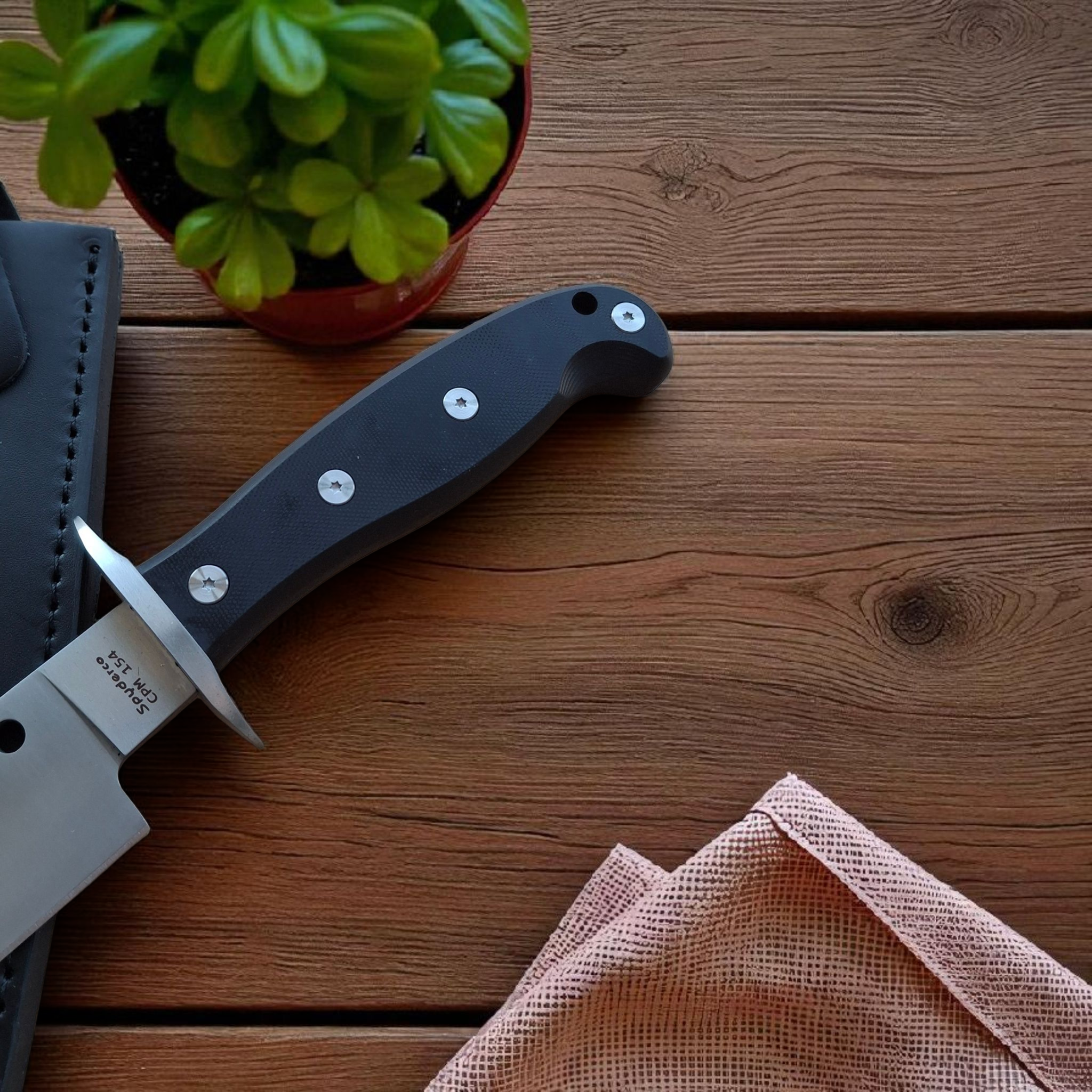 Ловен нож Vex Gear Black Respekt Bowie с кания от еко кожа – изглед отпред