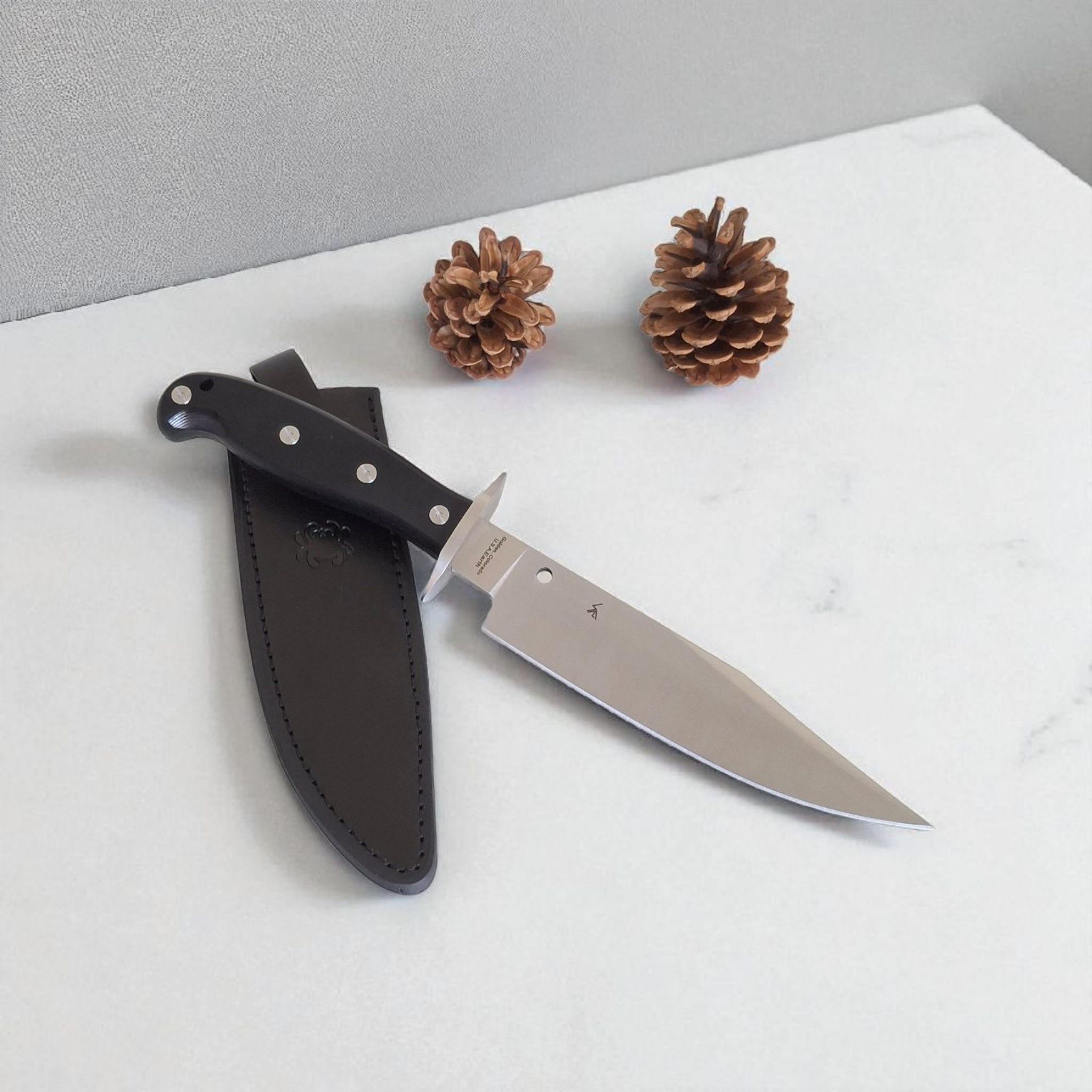 Ловен нож Vex Gear Black Respekt Bowie с кания от еко кожа – изглед отпред