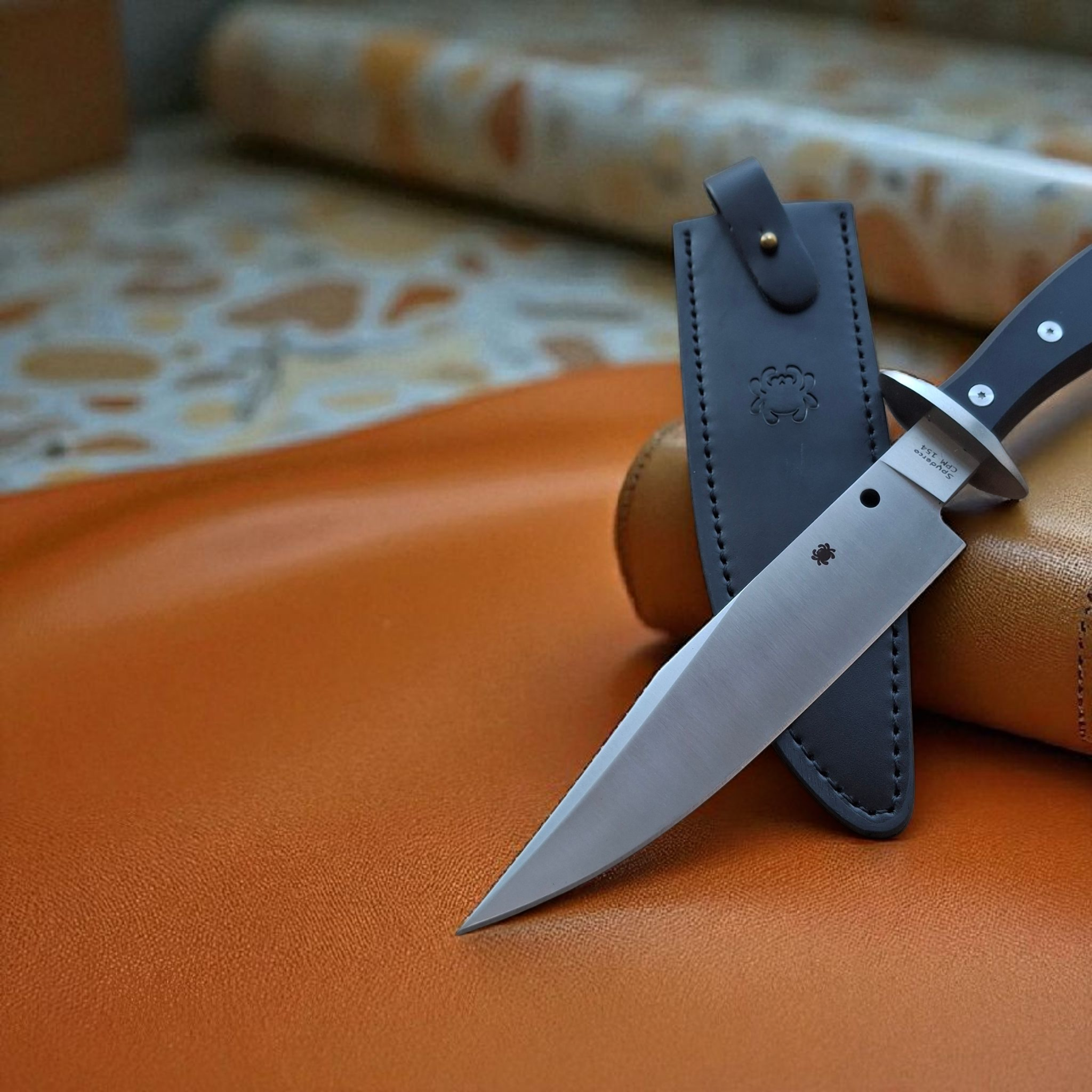 Ловен нож Vex Gear Black Respekt Bowie с кания от еко кожа – изглед отпред
