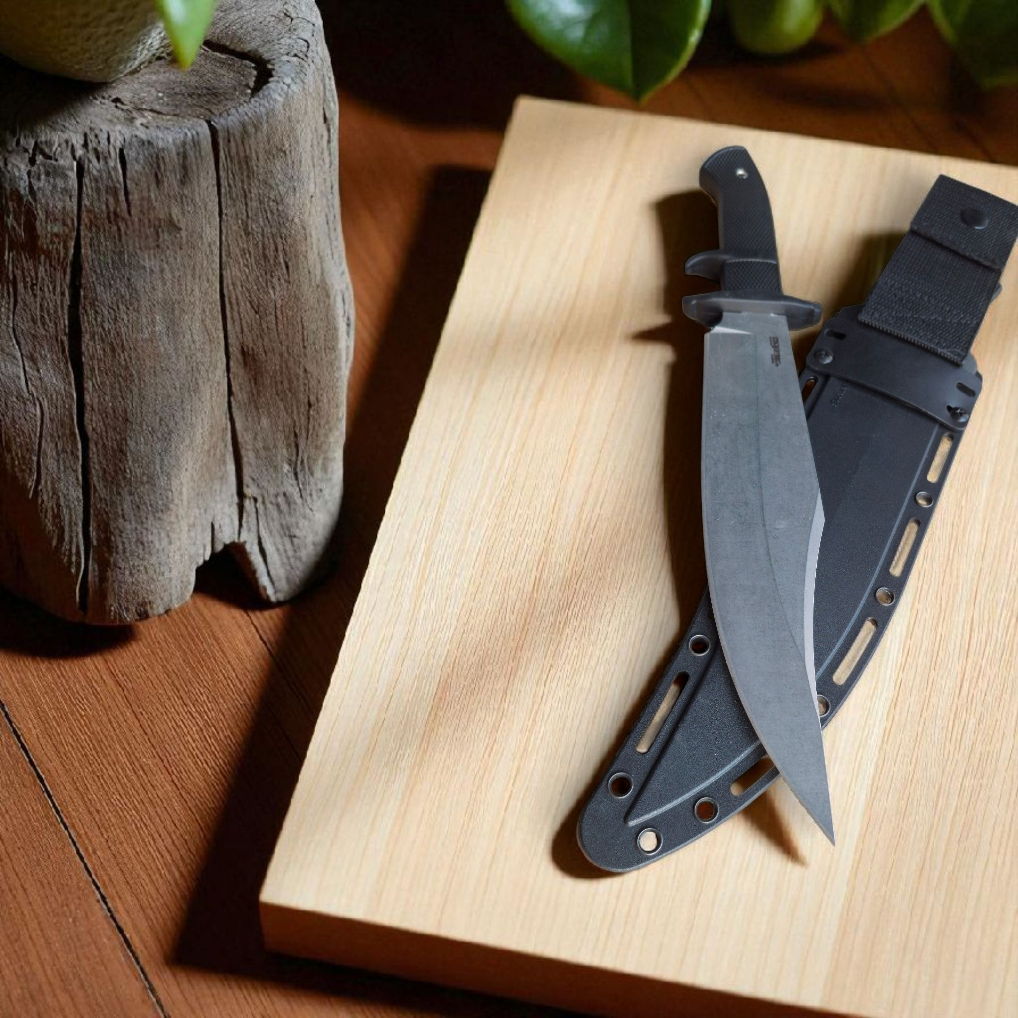 Тактически нож Vex Gear Shadow Raptor с кания върху дървена повърхност