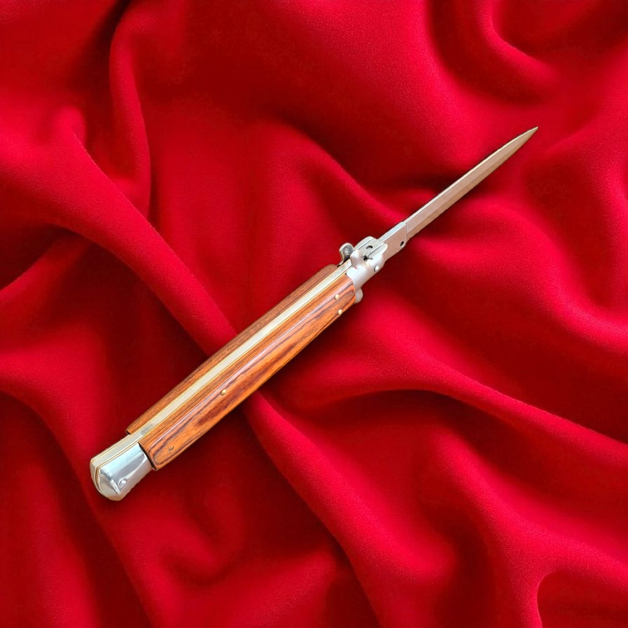 Автоматичен нож Stiletto XL с дървена дръжка върху дървено бюро