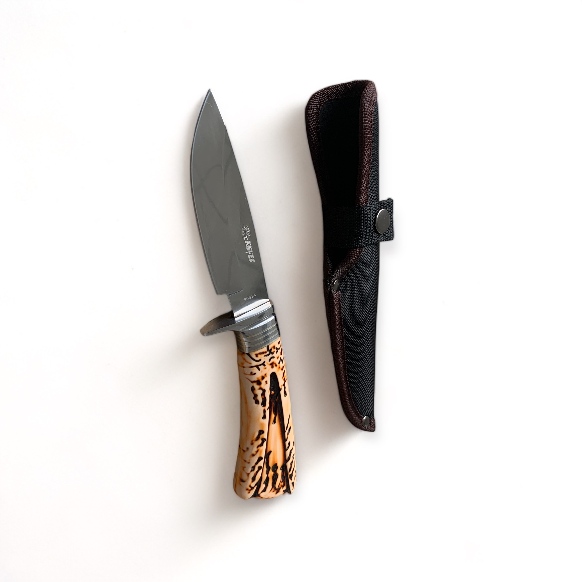 Ловен нож Knives T-S031A с имитация на еленов рог и текстилна кания – изглед отблизо