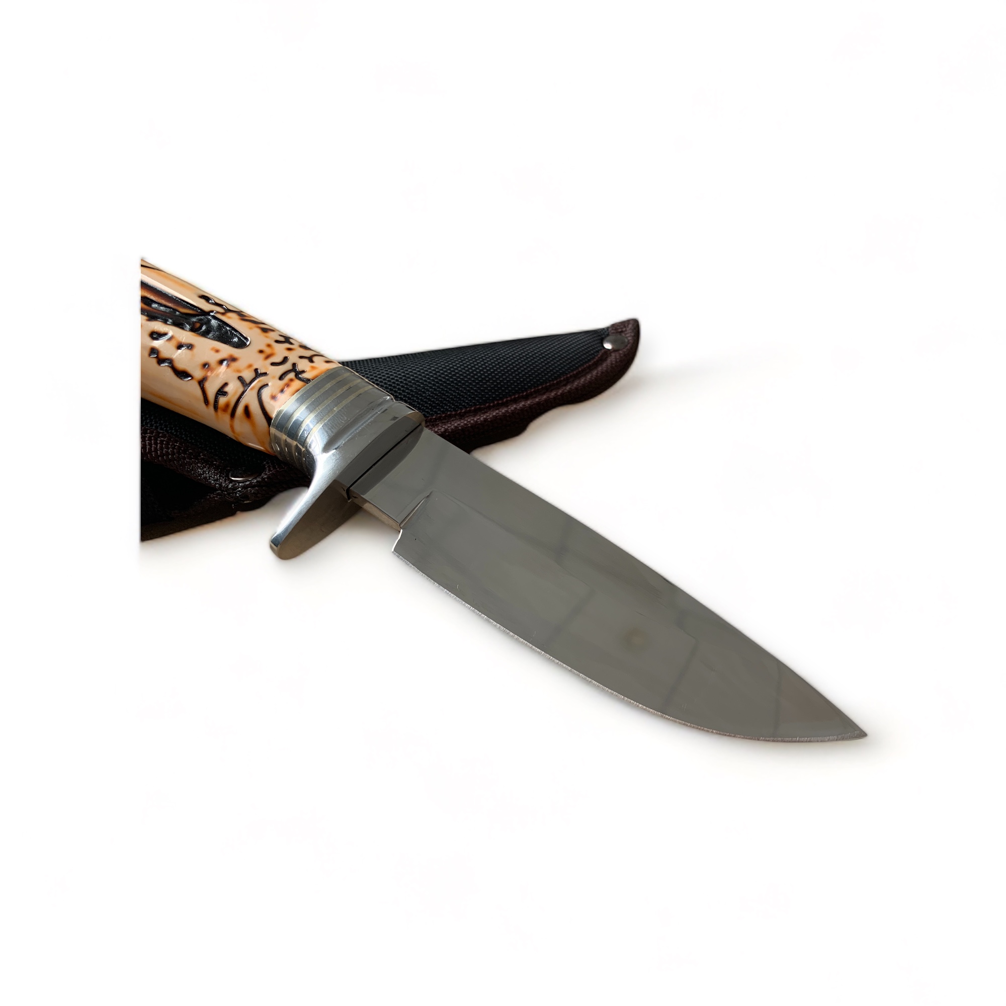 Ловен нож Knives T-S031A с имитация на еленов рог и текстилна кания – изглед отблизо