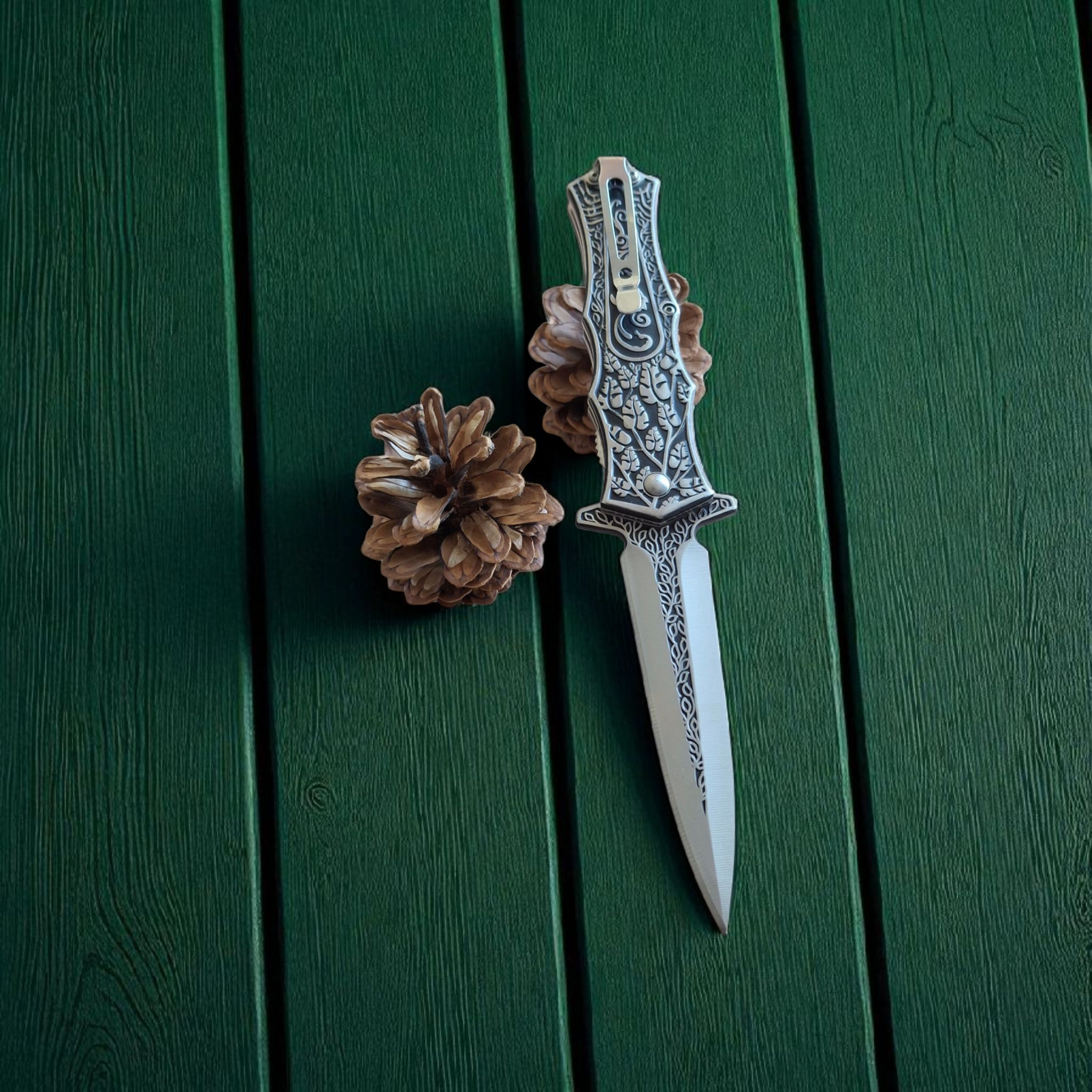 Сгъваем нож Ornamental Dagger върху шишарка и зелени дъски