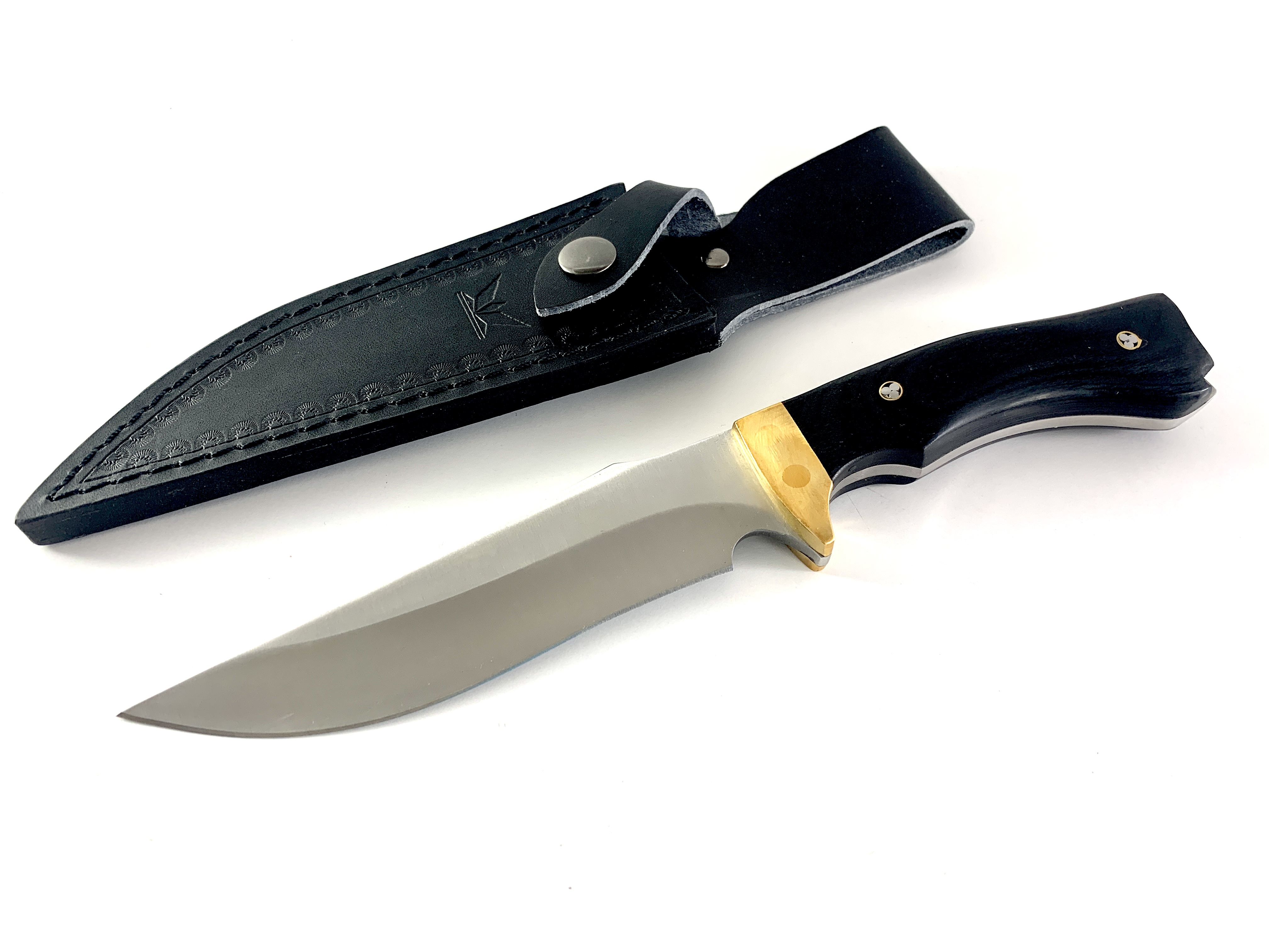 Продуктов кадър на нож Black Timber с открояваща се месингова гарда и кожена кания