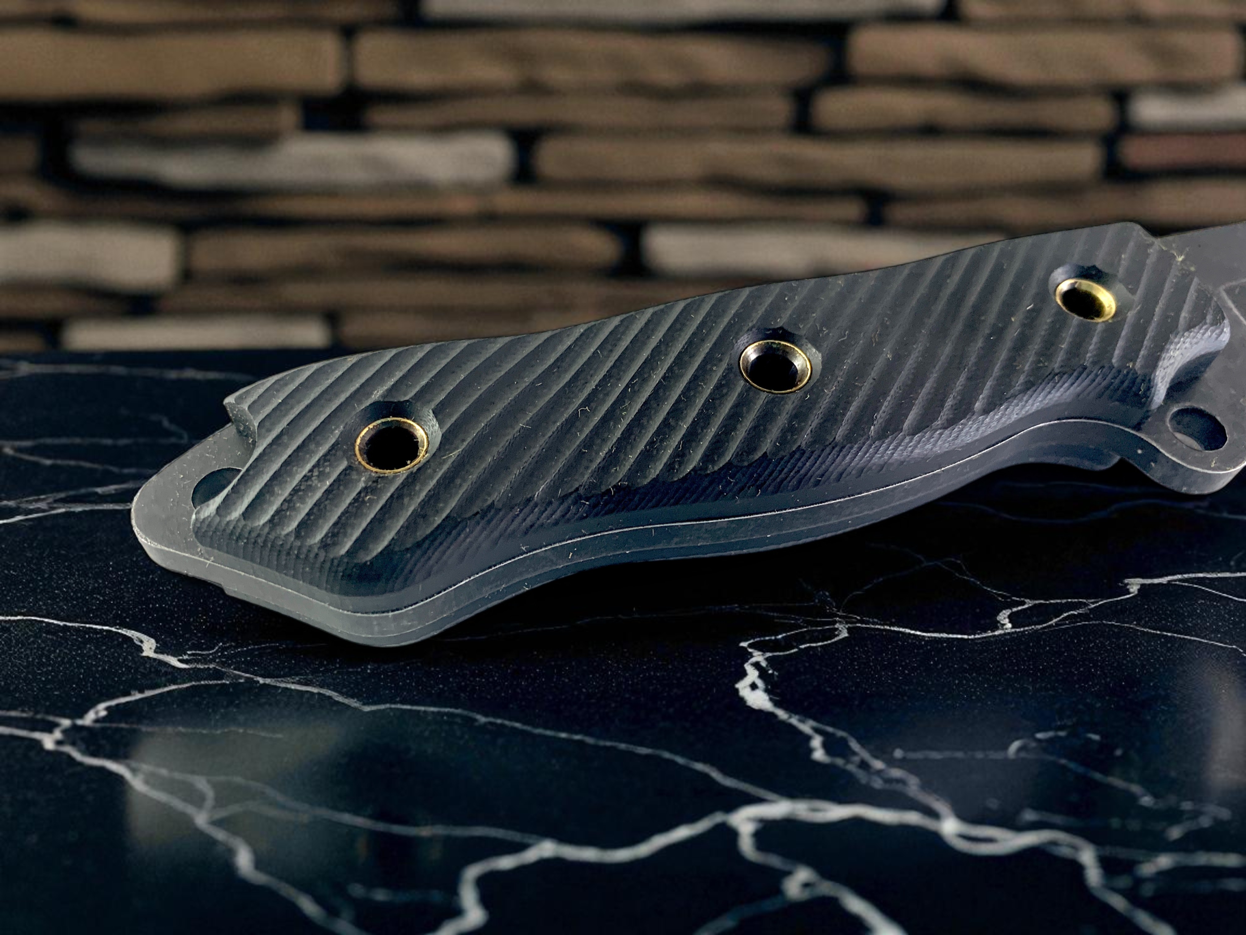Ловен нож Busse Milatary D2 с фултанг конструкция и Kydex кания Детайлен изглед на острието и дръжката на нож Busse Milatary D2